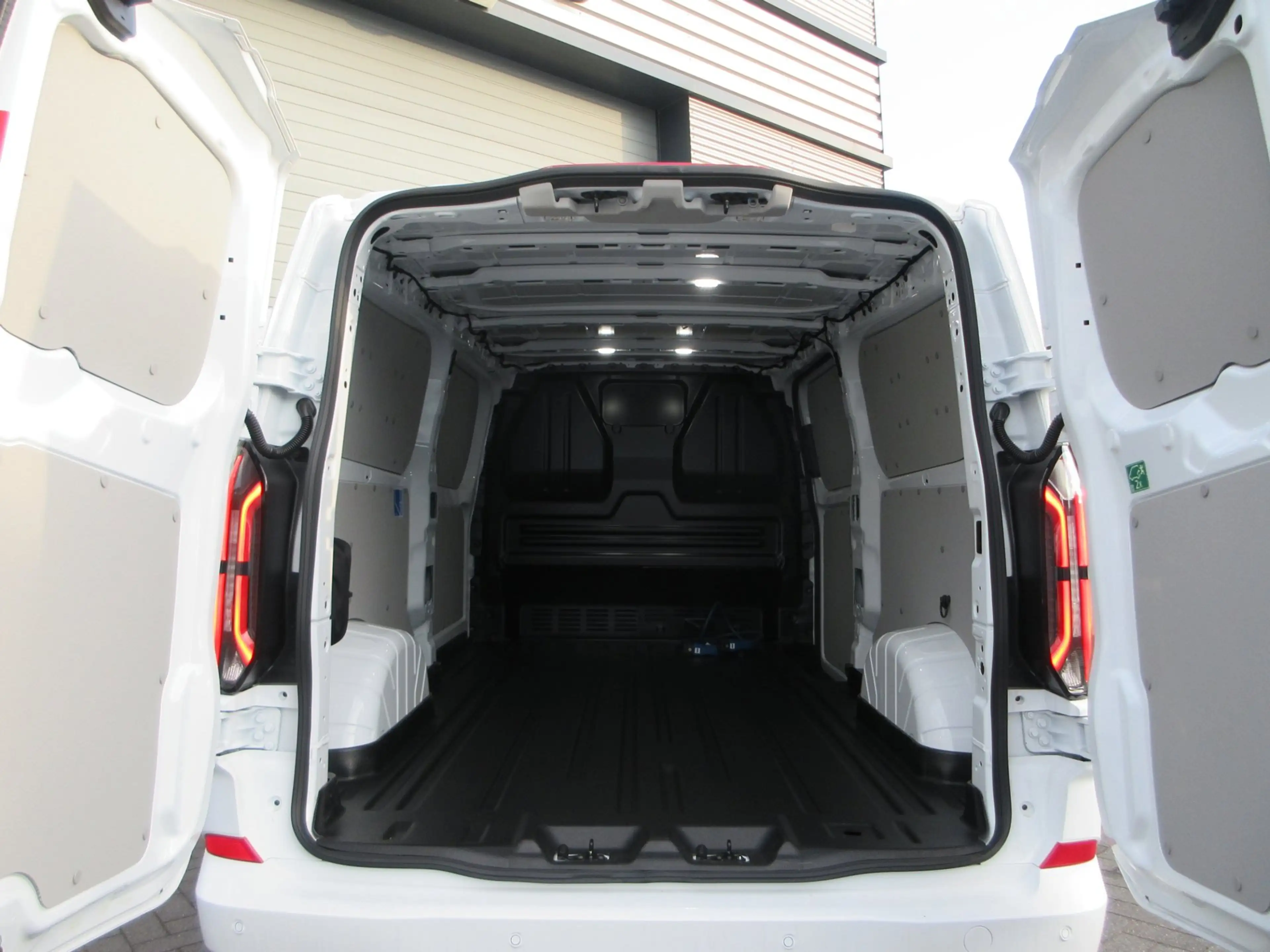 Ford E-Transit Cust. 340 L2H1 Limited 71 kWh 218 pk carplay camer — photo 8