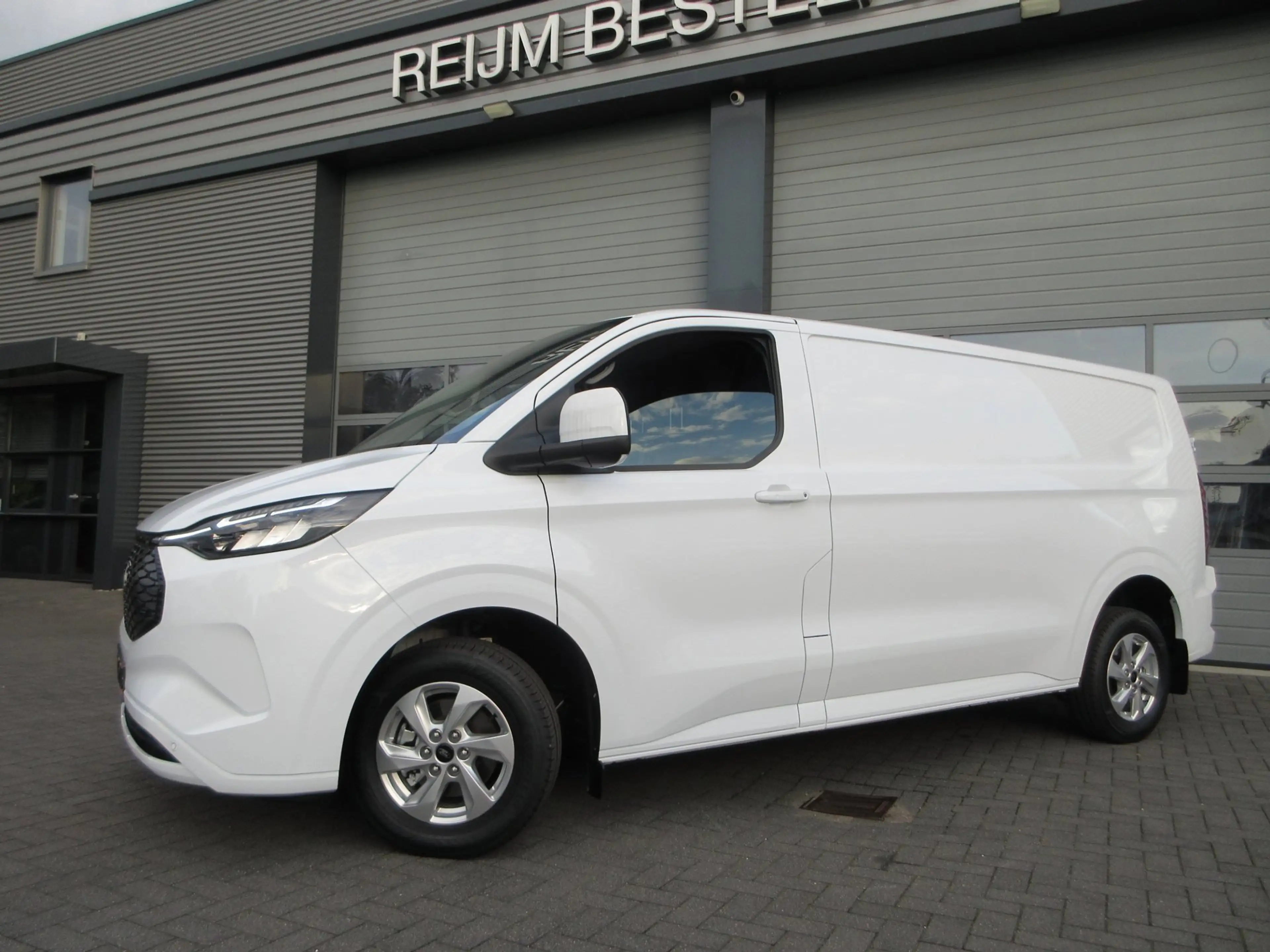 Ford E-Transit Cust. 340 L2H1 Limited 71 kWh 218 pk carplay camer — photo 2