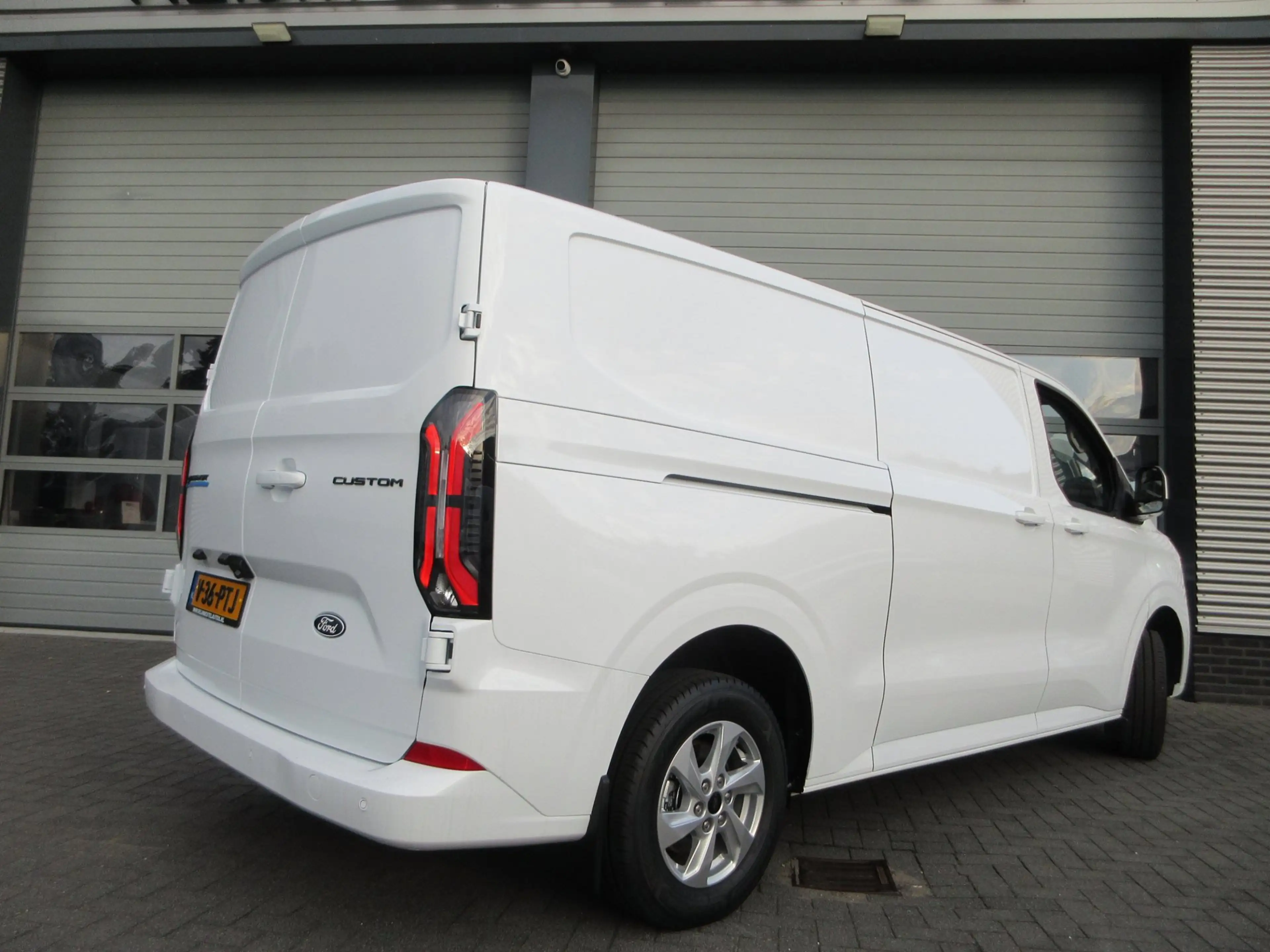 Ford E-Transit Cust. 340 L2H1 Limited 71 kWh 218 pk carplay camer — photo 6