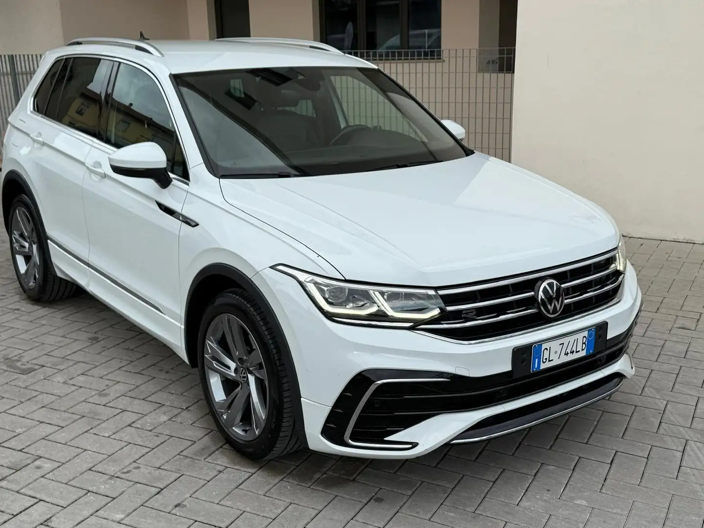 Volkswagen Tiguan Tiguan 2.0 tdi R-Line 150cv dsg Bianco - 2