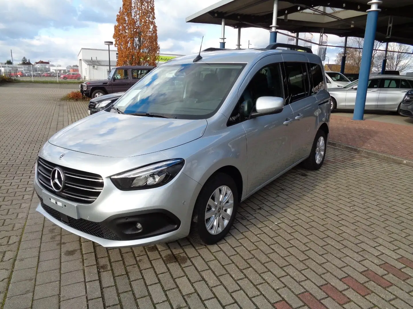 Mercedes-Benz T-Class T 180,NAVI,LED,KAMERA,SPUR,TW Silber - 1