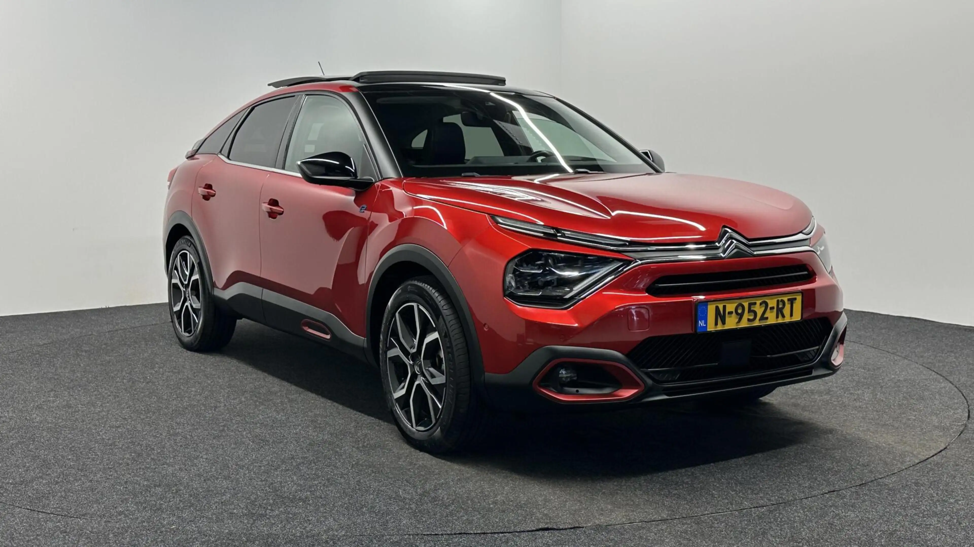 Citroen E-C4 Electric Shine 50 kWh PANO LEER CARPLAY HEAD UP ADAPTIEF CR — photo 3