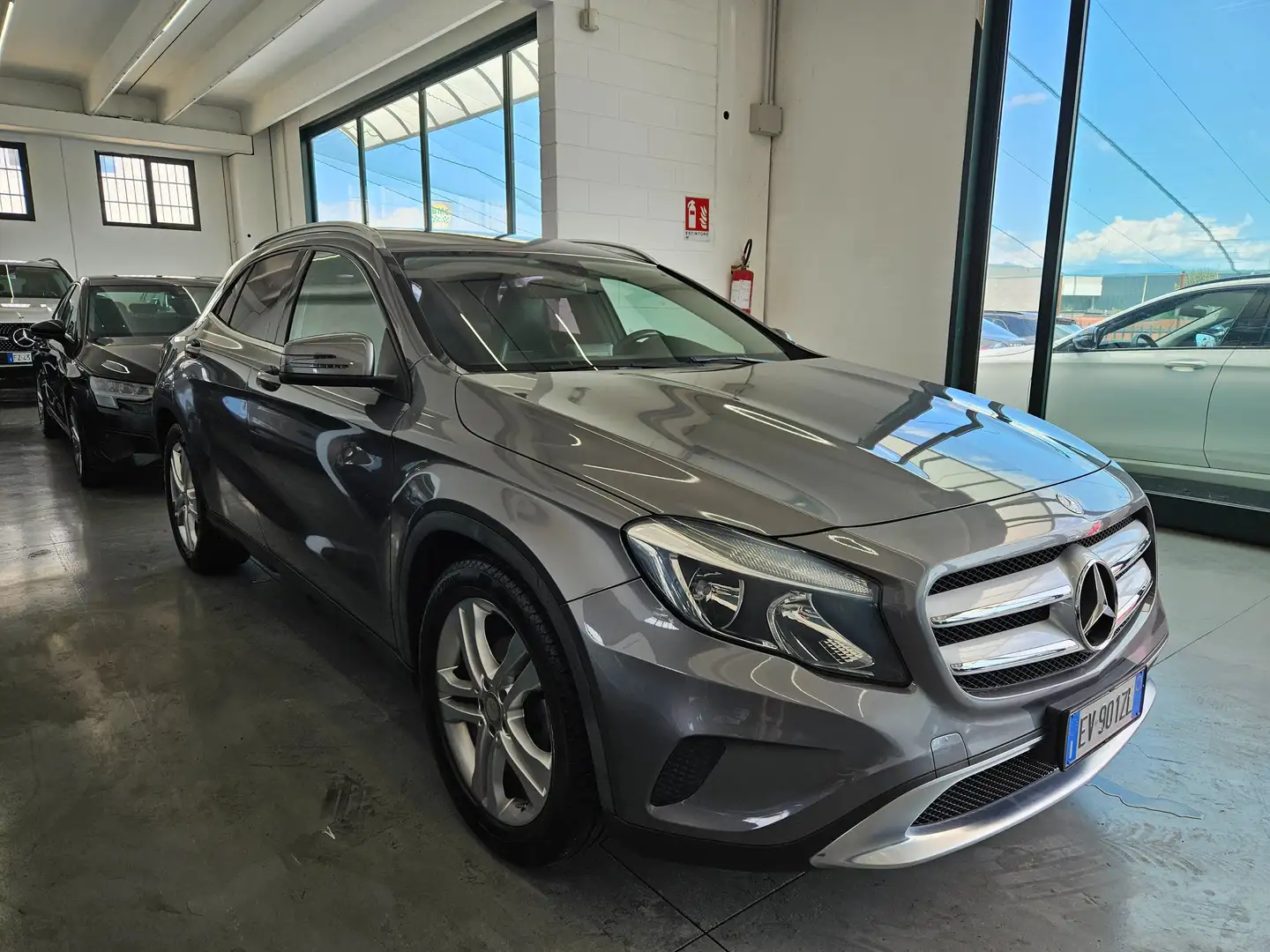 Mercedes-Benz GLA 200 siva - 1