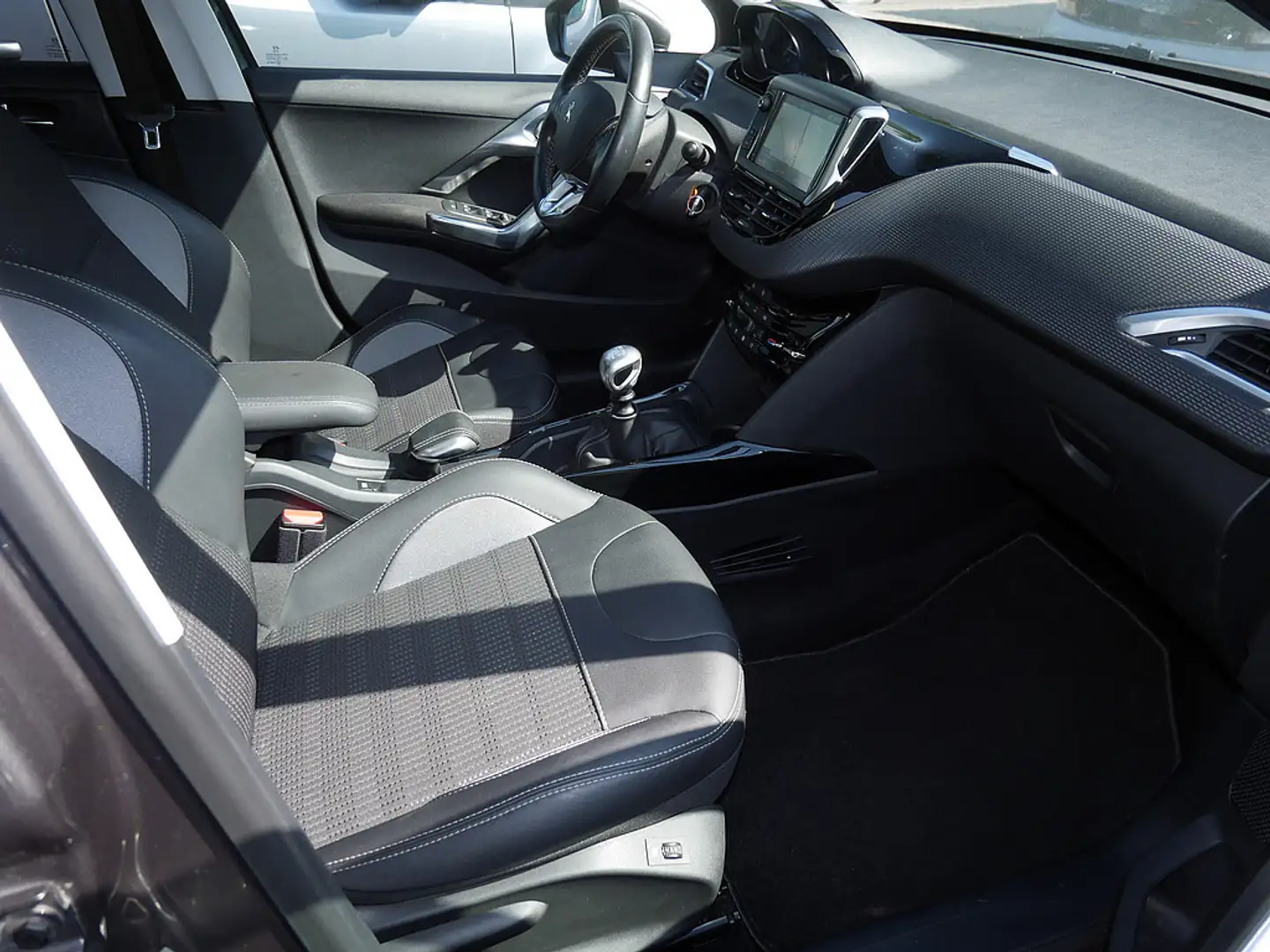 Peugeot 2008 PureTech 130 Allure KAMERA NAVI AHK PANO Grau - 2