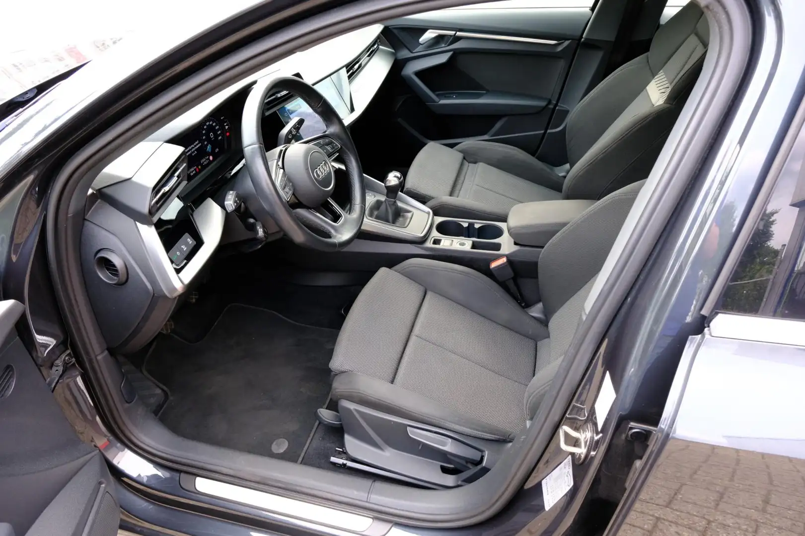 Audi A3 Sportback 30 TFSI Edition Navi|Virtual Displ|Clima Grijs - 2