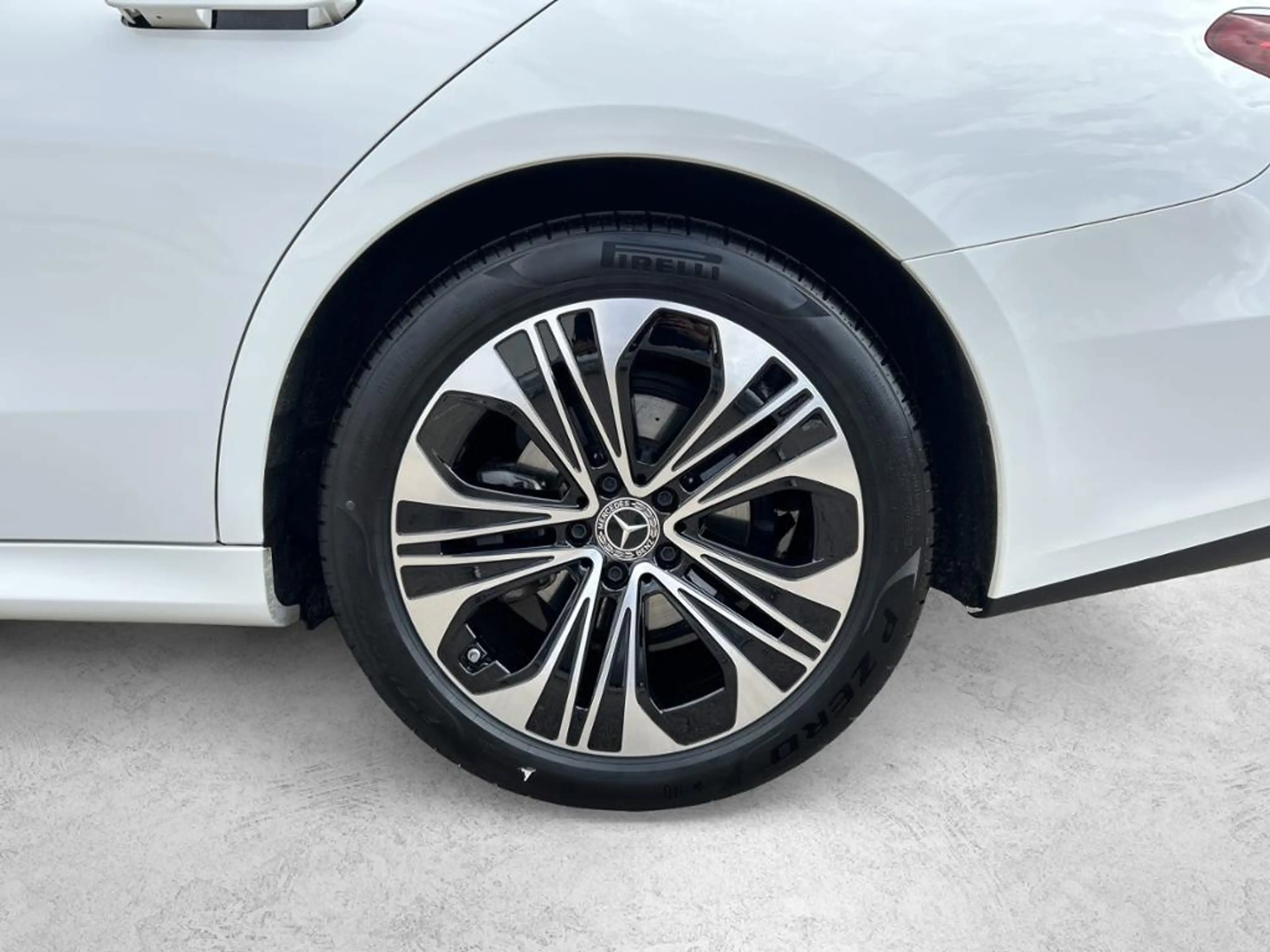 Mercedes-Benz E 200 Limousine ACC AUT Kam. KeyLess KlimaA LED — photo 4