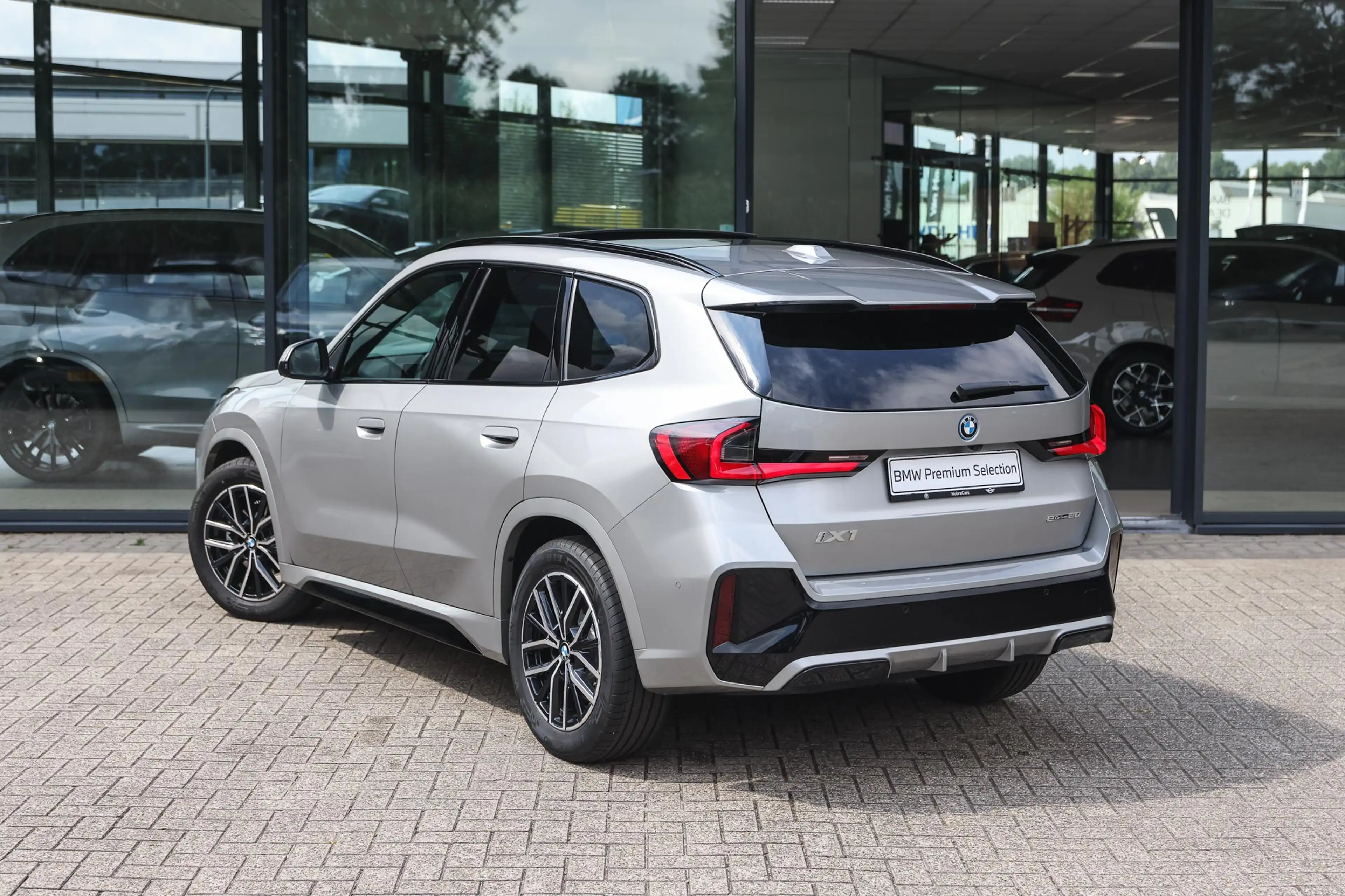 BMW iX1 eDrive20 M Sport / Panoramadak / Sportstoelen / M — photo 2