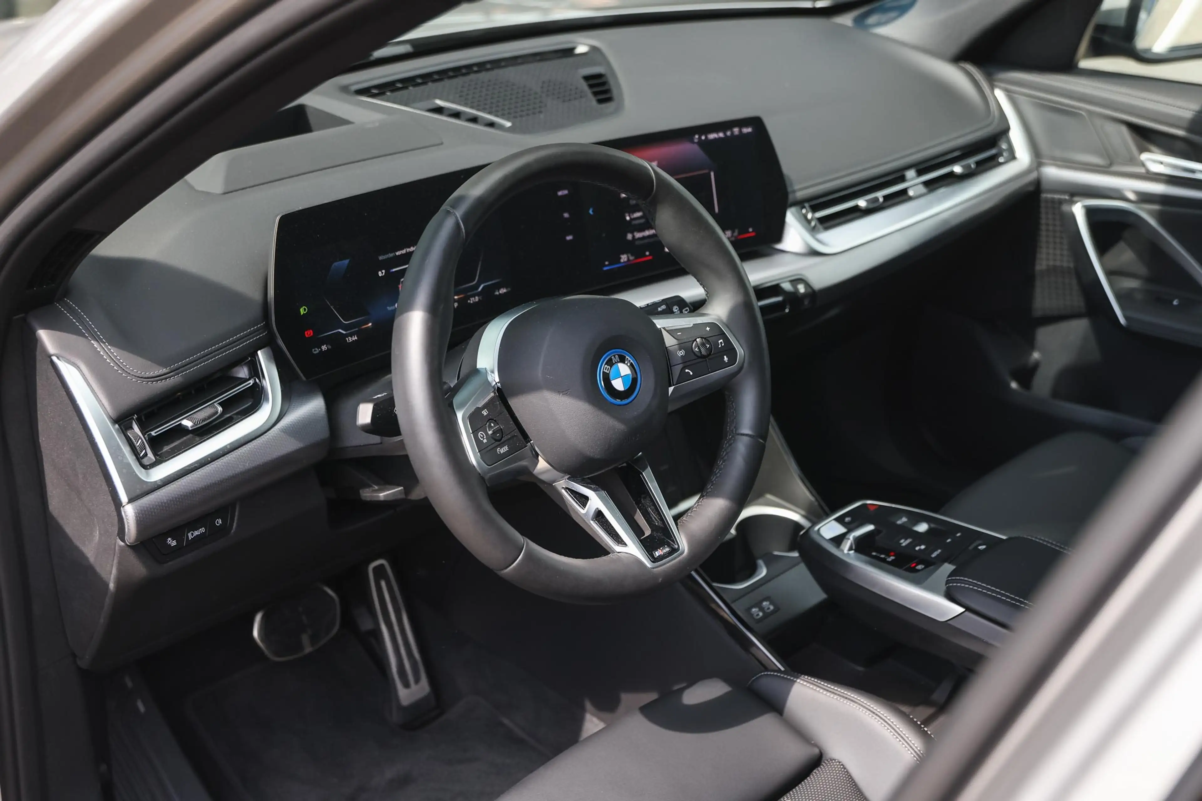 BMW iX1 eDrive20 M Sport / Panoramadak / Sportstoelen / M — photo 10