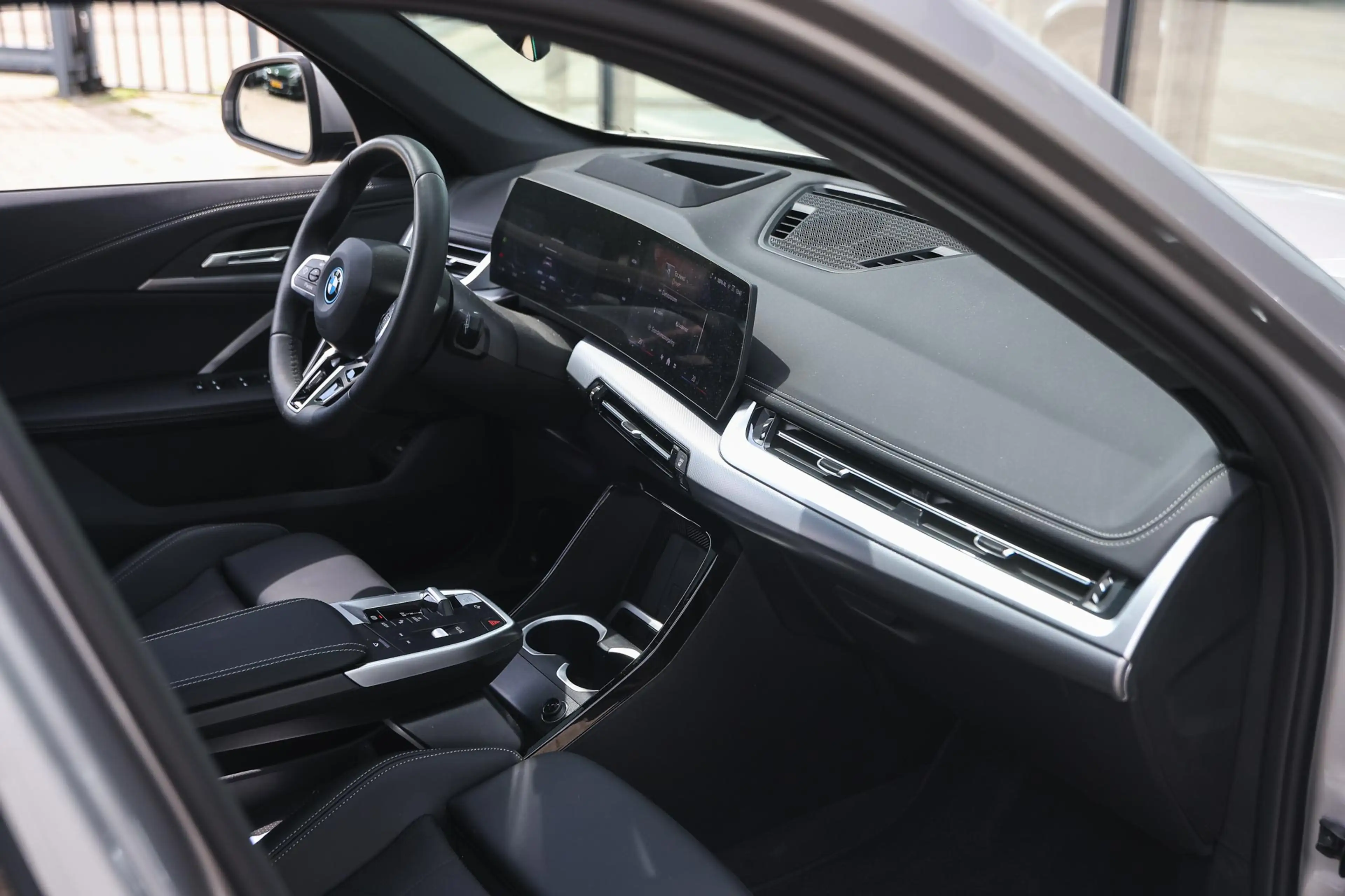 BMW iX1 eDrive20 M Sport / Panoramadak / Sportstoelen / M — photo 11