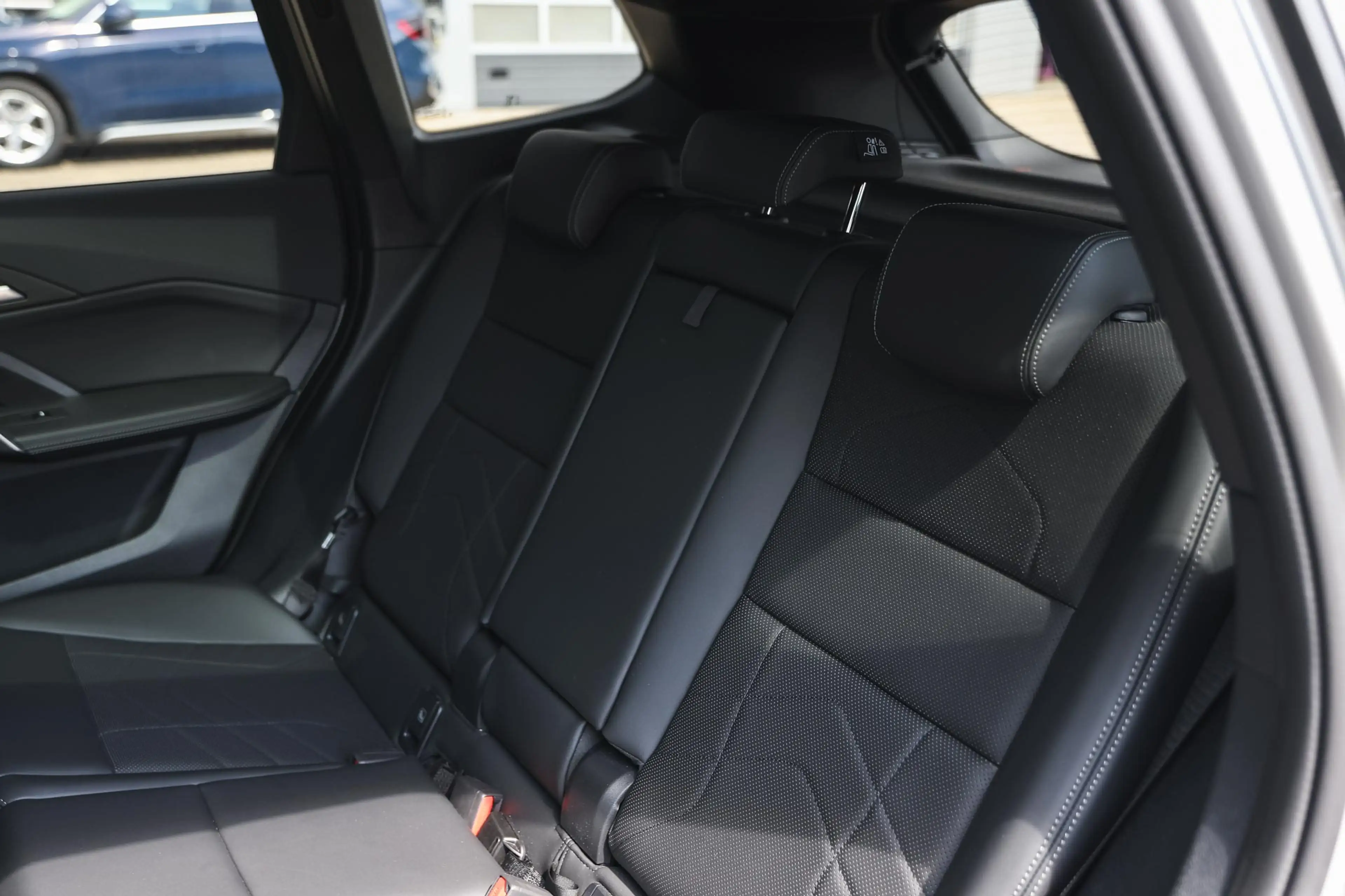 BMW iX1 eDrive20 M Sport / Panoramadak / Sportstoelen / M — photo 12