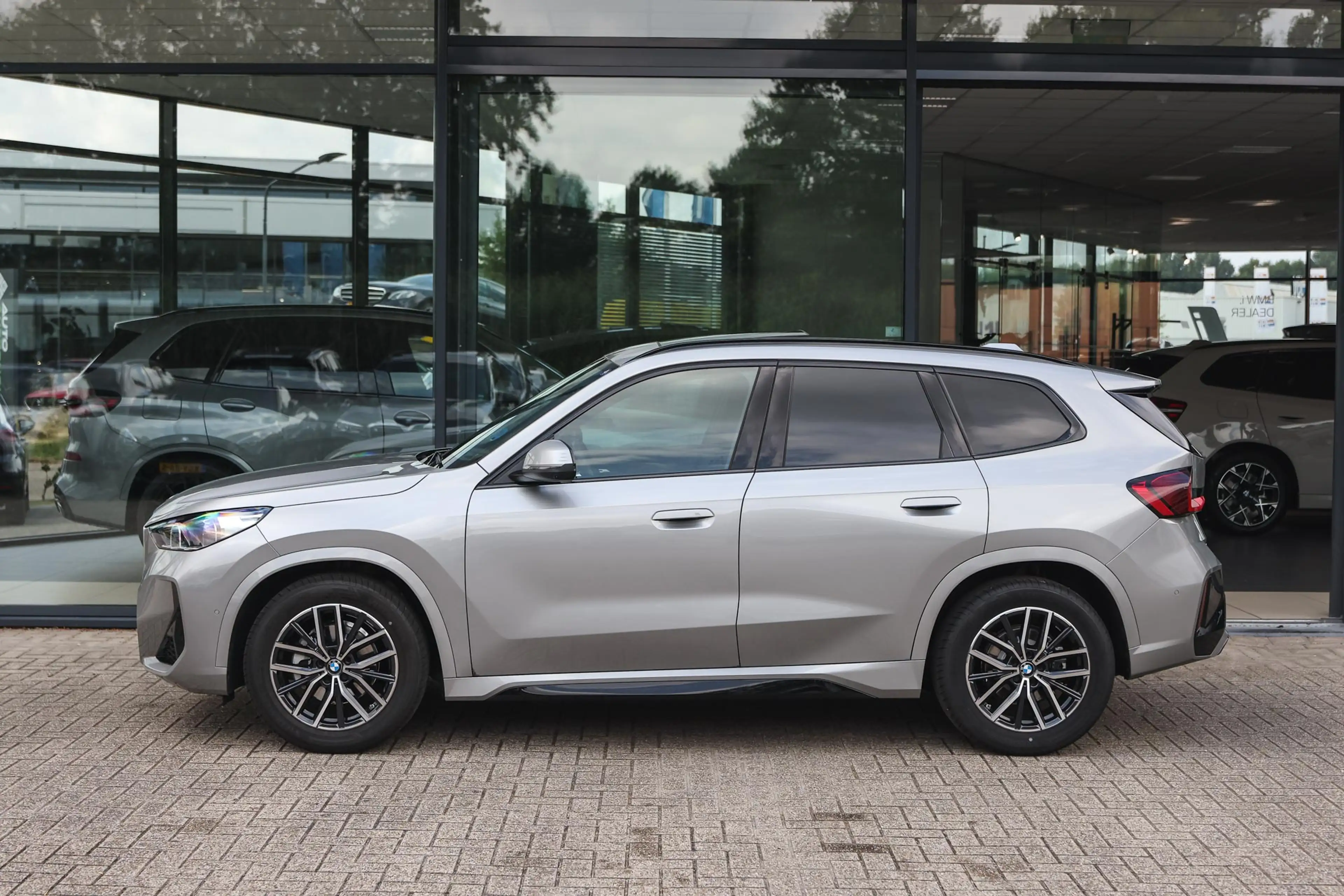 BMW iX1 eDrive20 M Sport / Panoramadak / Sportstoelen / M — photo 8
