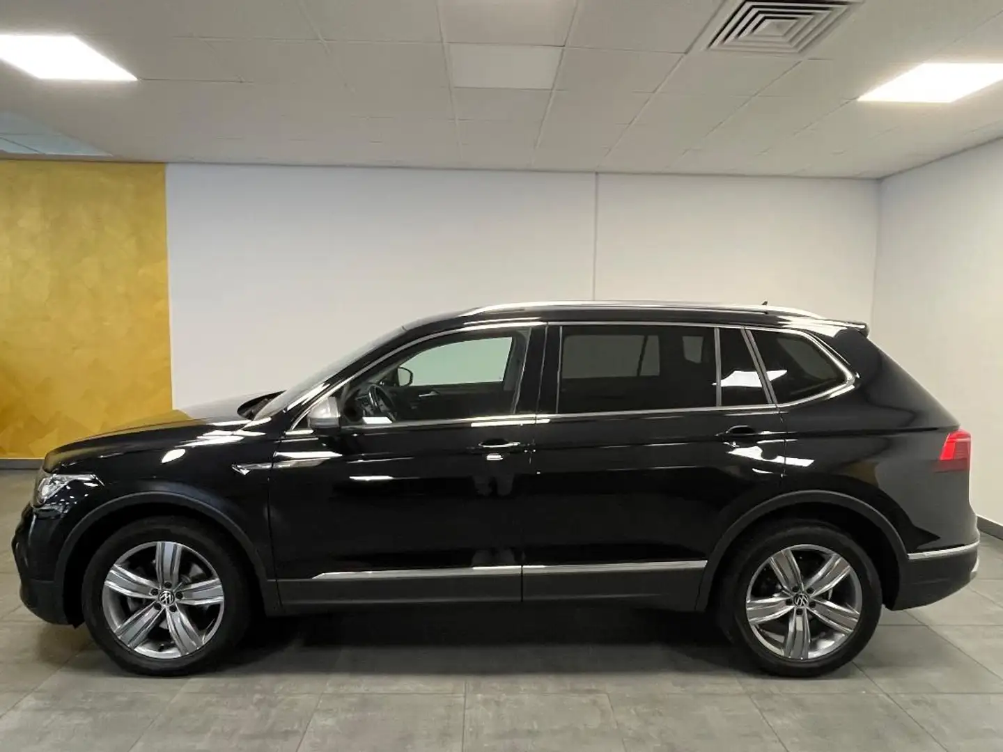 Volkswagen Tiguan Allspace Elegance 2.0 TDI DSG 4motion, 19 Schwarz - 2