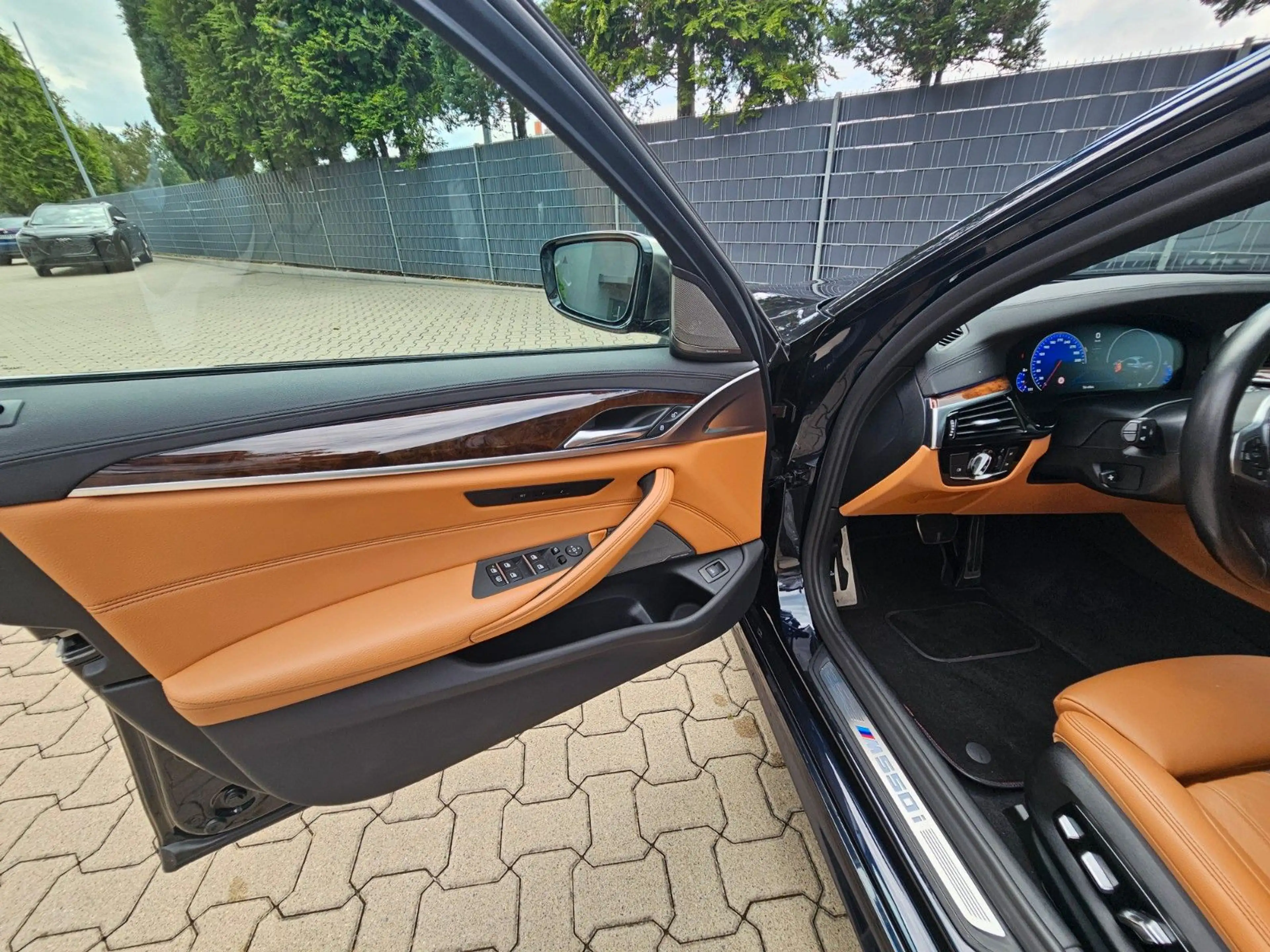 BMW 550 i xDrive — photo 12
