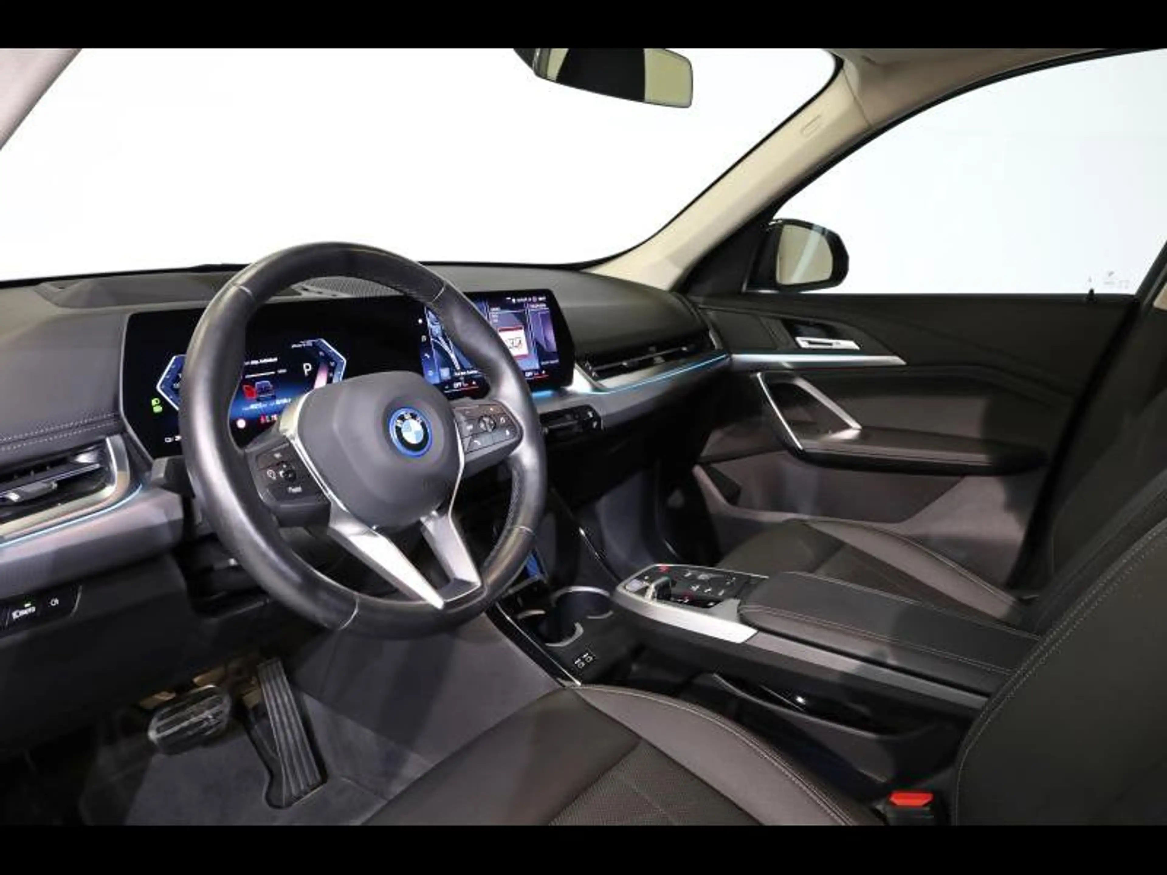 BMW iX1 xDrive30 — photo 7
