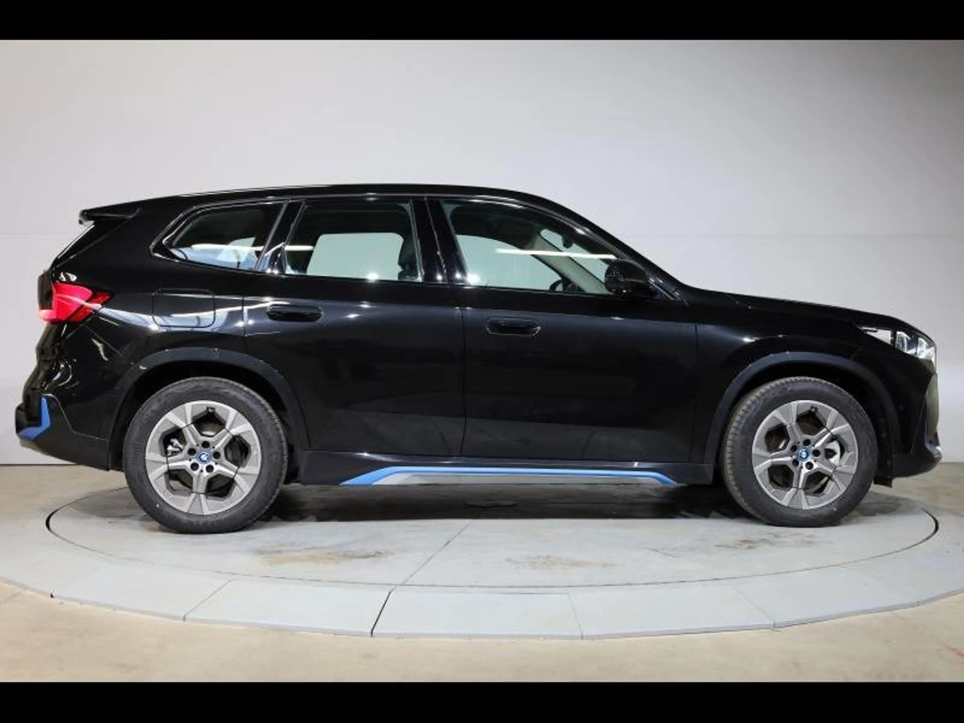 BMW iX1 xDrive30 — photo 4