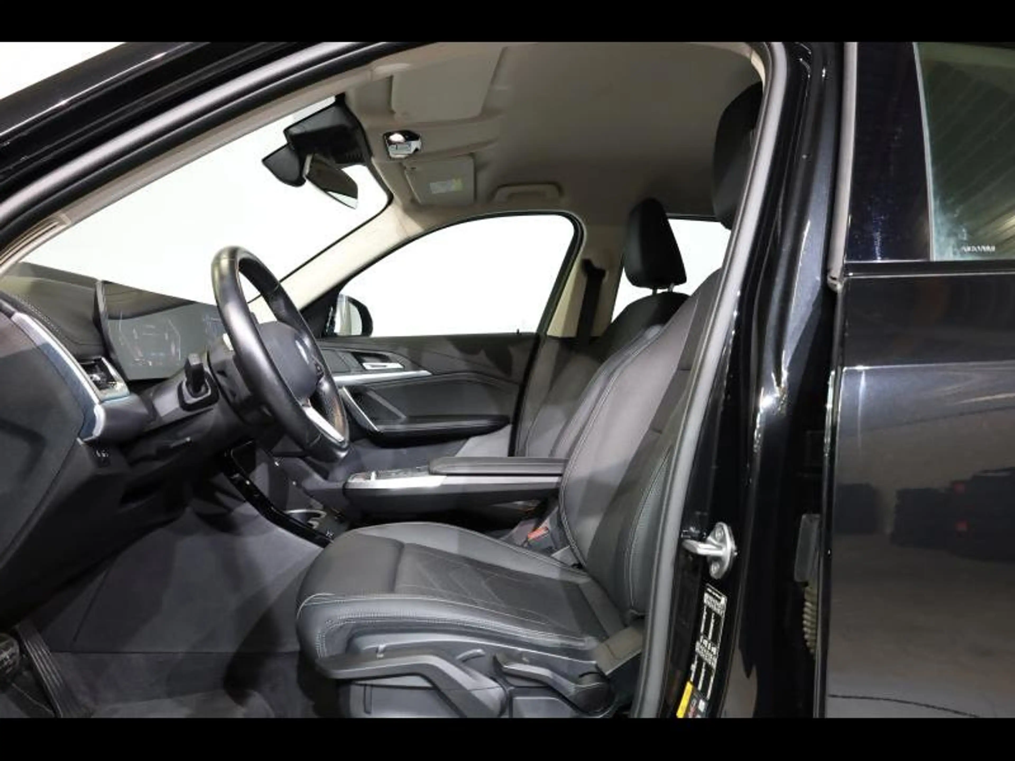 BMW iX1 xDrive30 — photo 10
