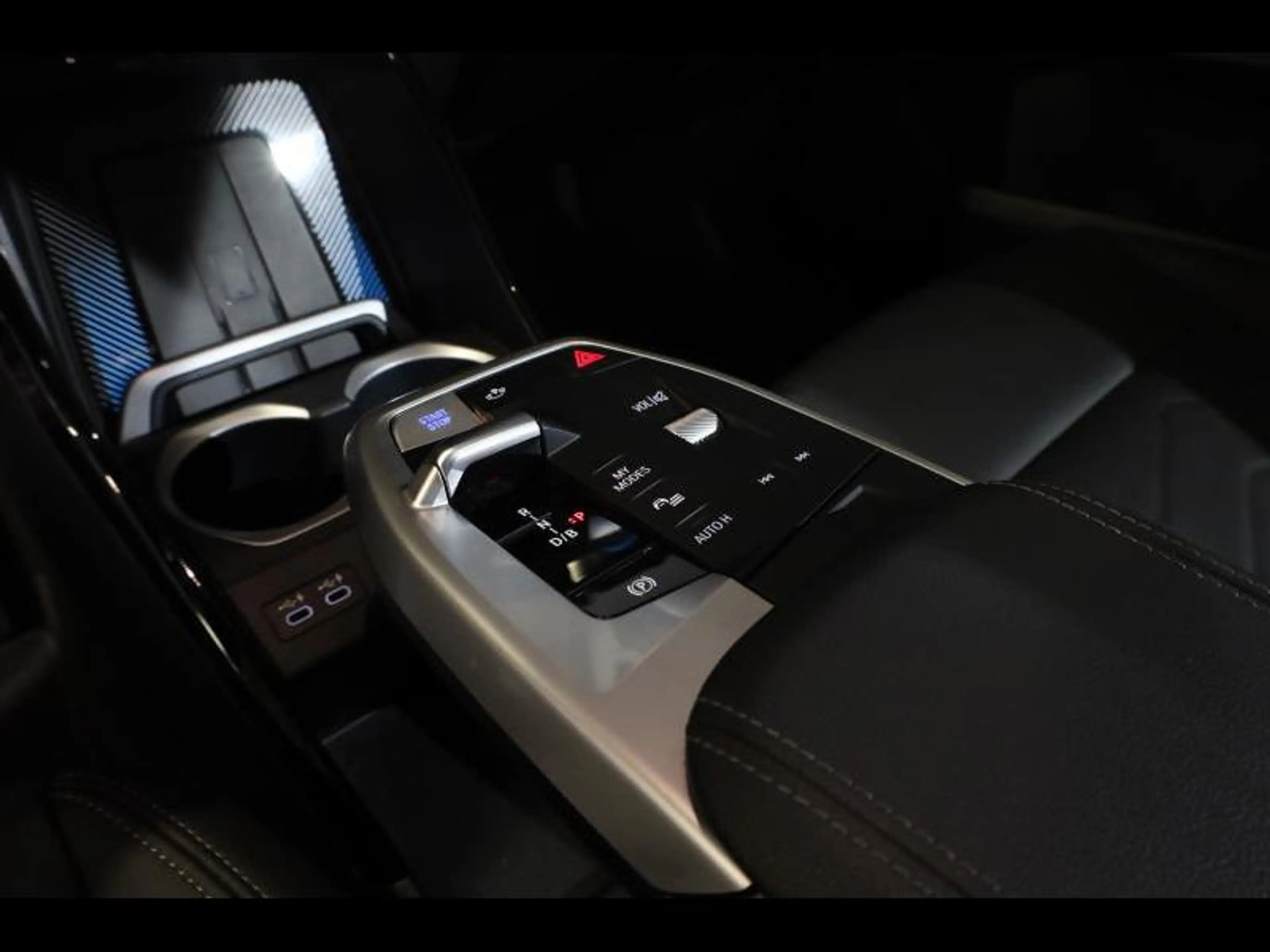 BMW iX1 xDrive30 — photo 13