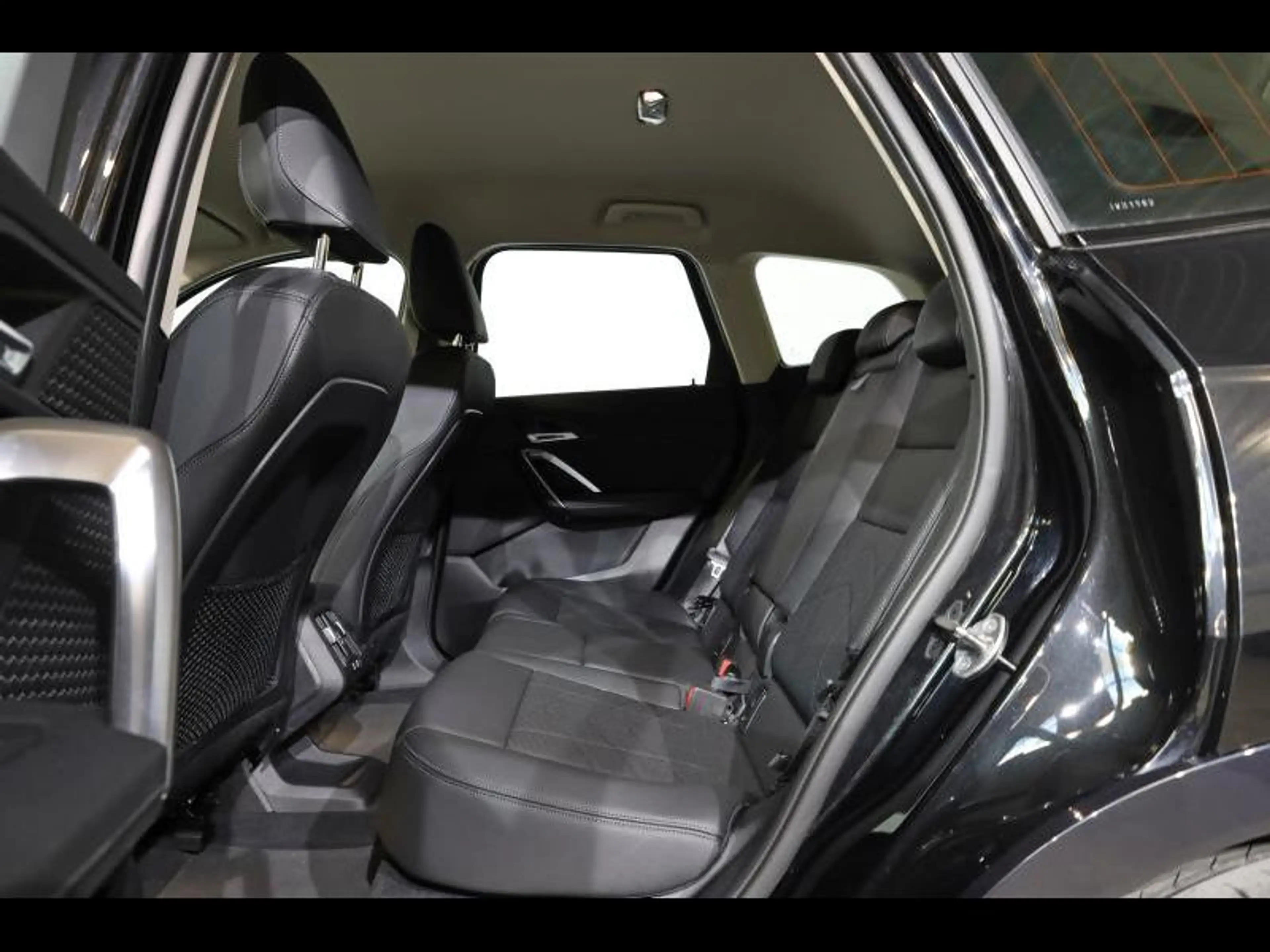 BMW iX1 xDrive30 — photo 11