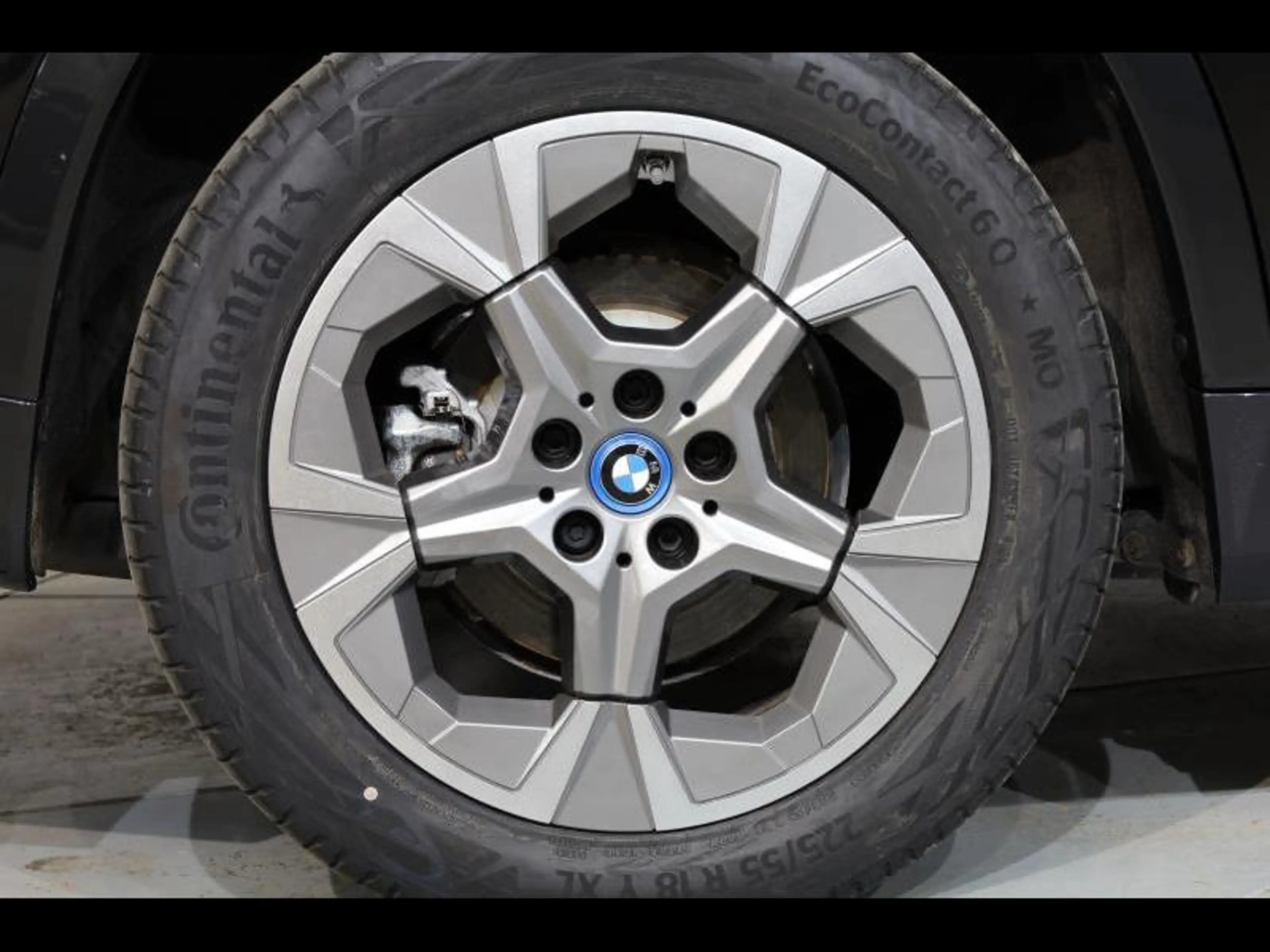 BMW iX1 xDrive30 — photo 9