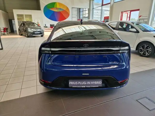 Toyota Prius view 4