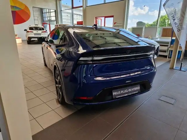 Toyota Prius view 3