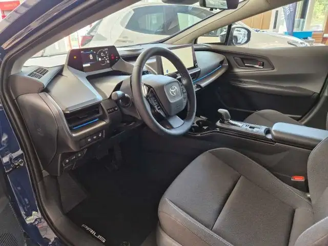 Toyota Prius view 9