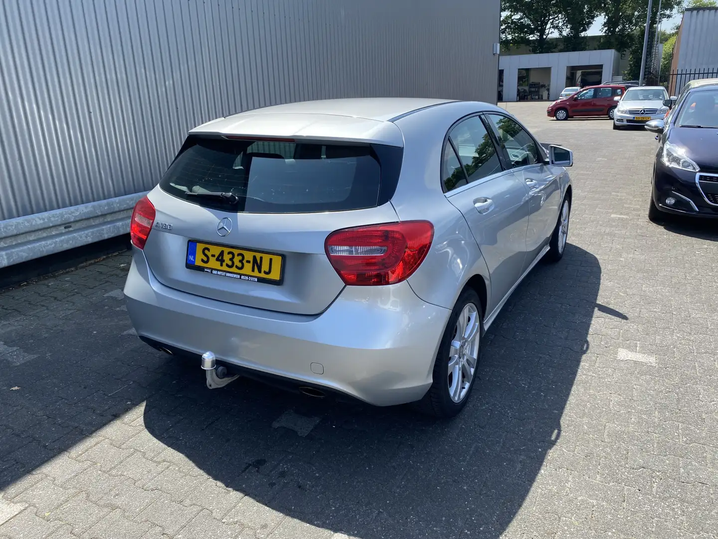Mercedes-Benz A 180 5-Drs, Leer, Clima, Stoelvw, CC, PDC & Cam. Elec.T Grijs - 2