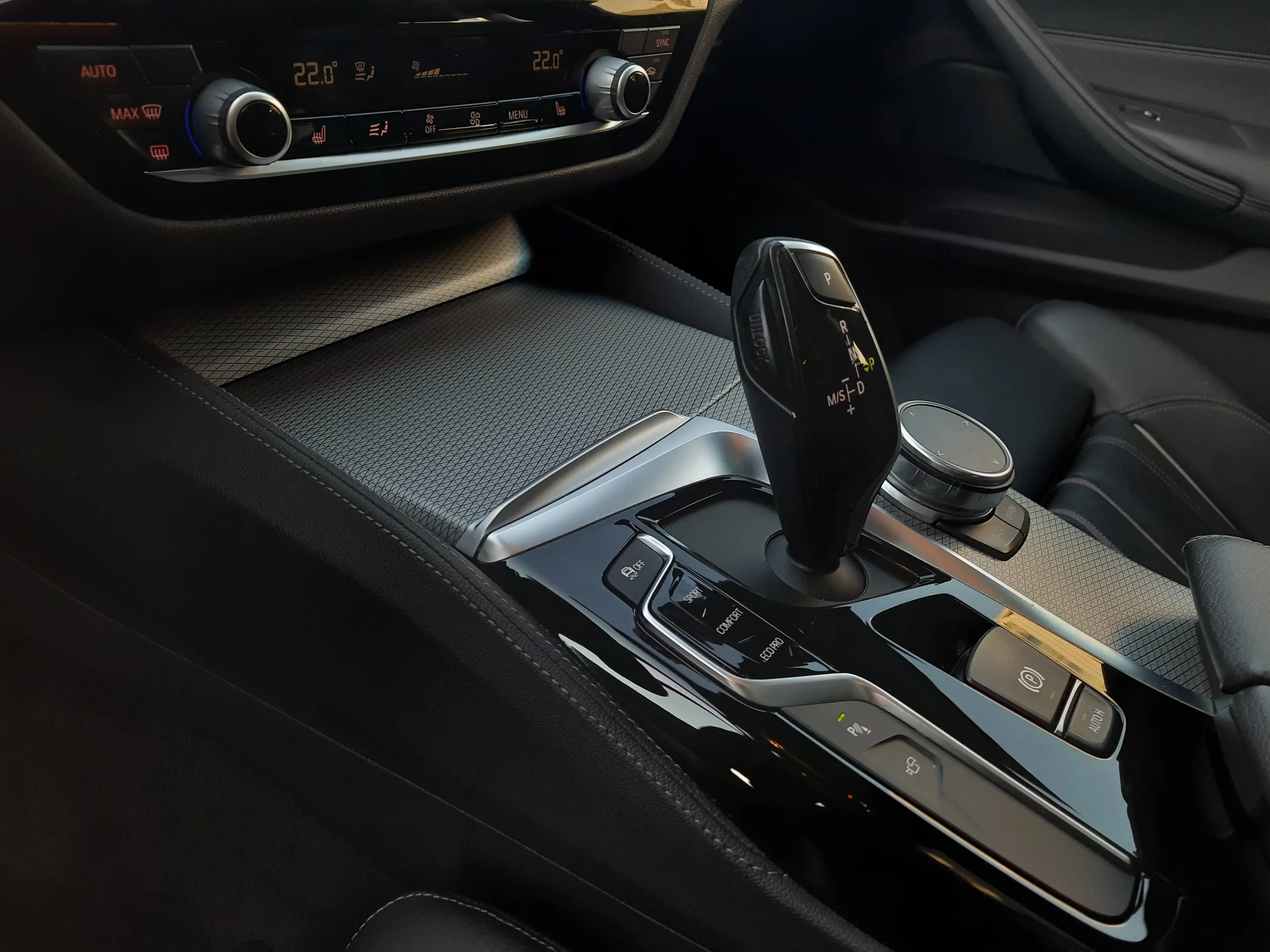 BMW 518 d Limo/3xM-Sport/LED/Sdach/DigiC/360°/HuD — photo 12
