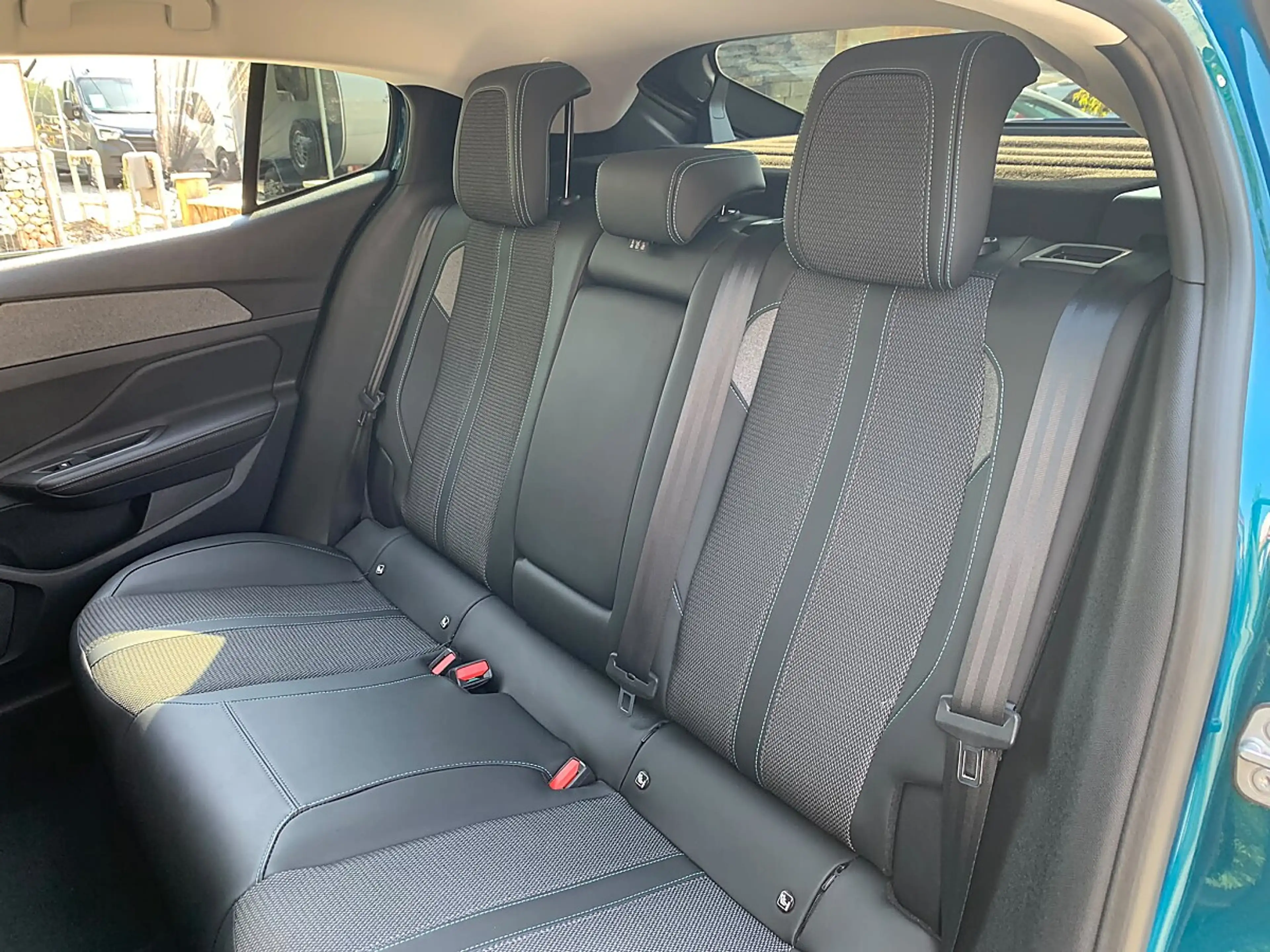 Peugeot 408 1.2 Hybrid 136 Allure (EURO 6e) — photo 10