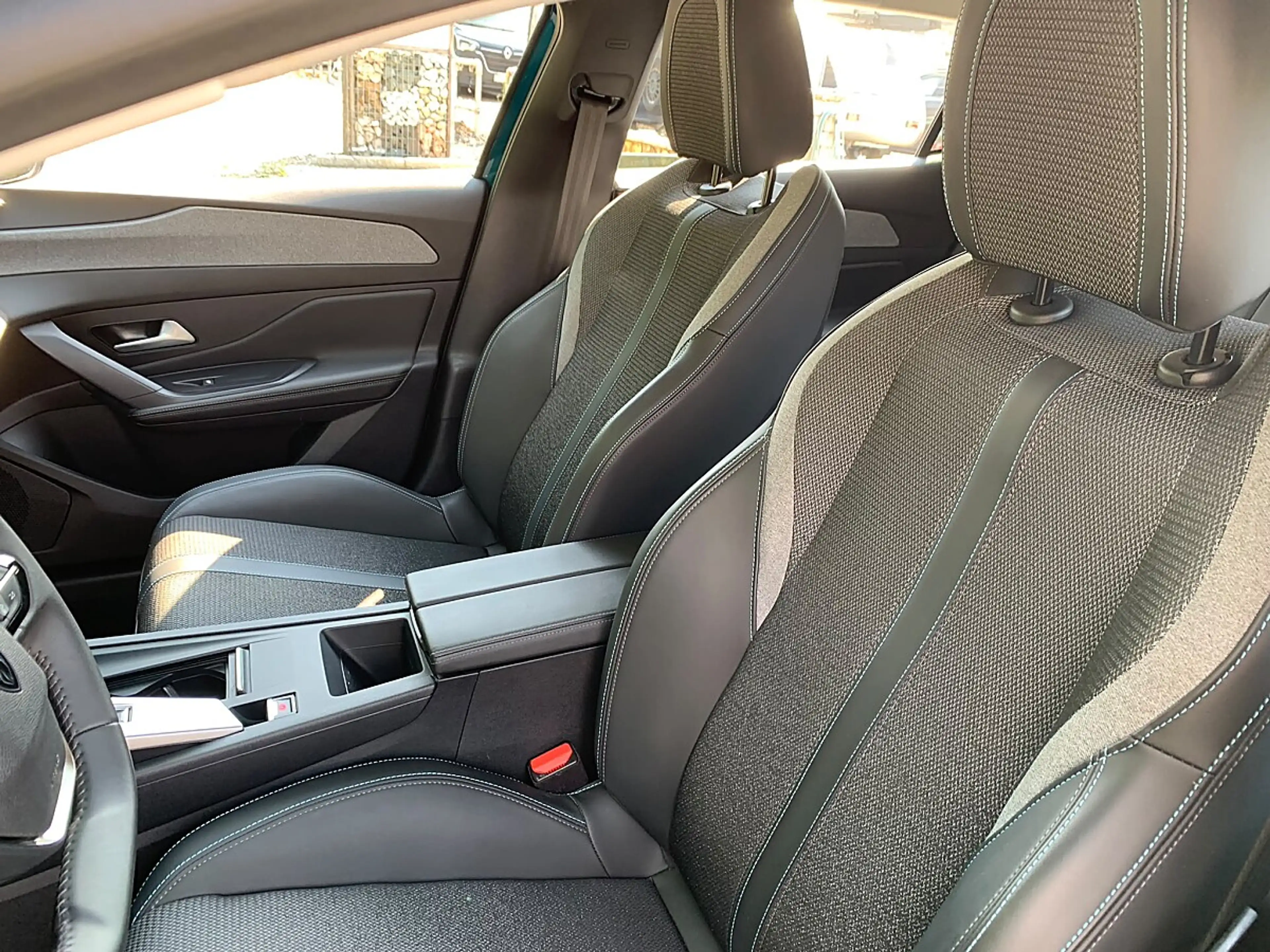 Peugeot 408 1.2 Hybrid 136 Allure (EURO 6e) — photo 9