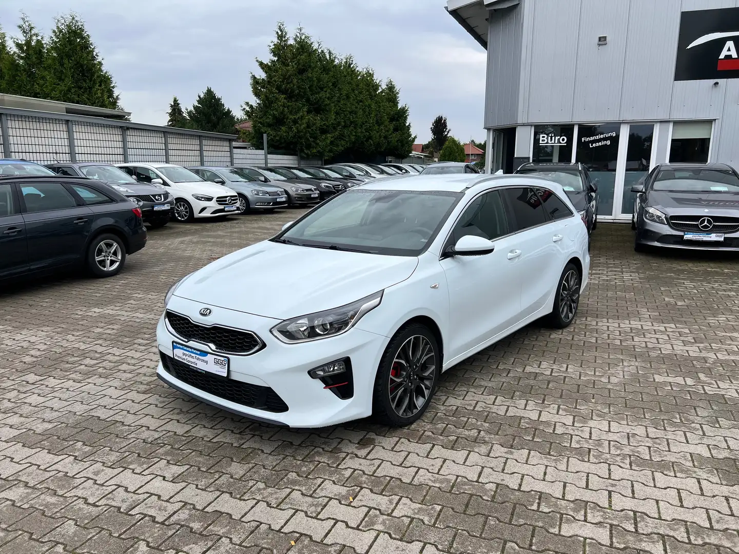 Kia Ceed SW / cee'd SW 1.6 CRDI Automatik DCT Vision *NAVI *RFK *PDC Blanc - 1