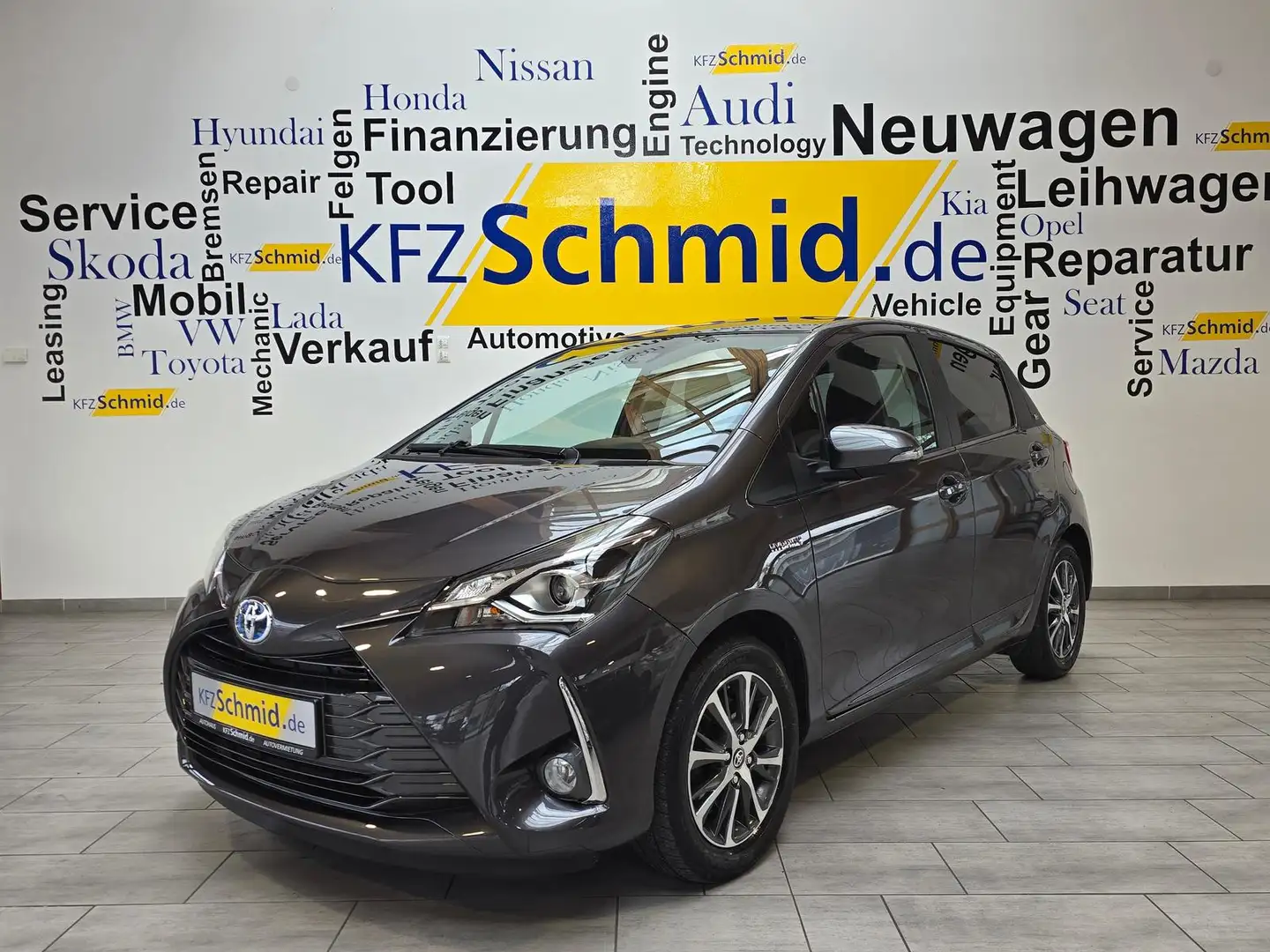 Toyota Yaris 1.5 Hybrid Y20 Team D Grau - 1
