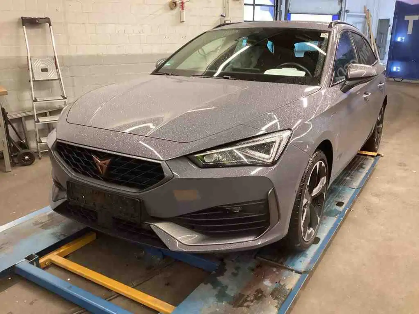 CUPRA Leon Sportstourer 1.4 e-Hybrid AHK Navi RFK ACC Memory Grau - 2