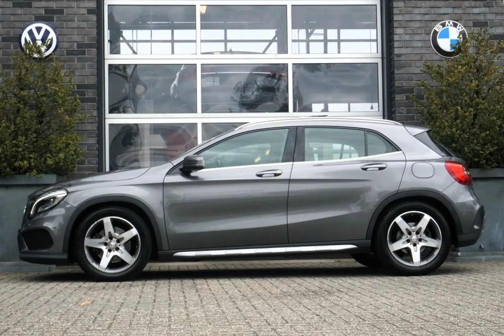 Mercedes-Benz GLA 250 250 4-MATIC AMG - LEDER - PANO - CAMERA Šedá - 2