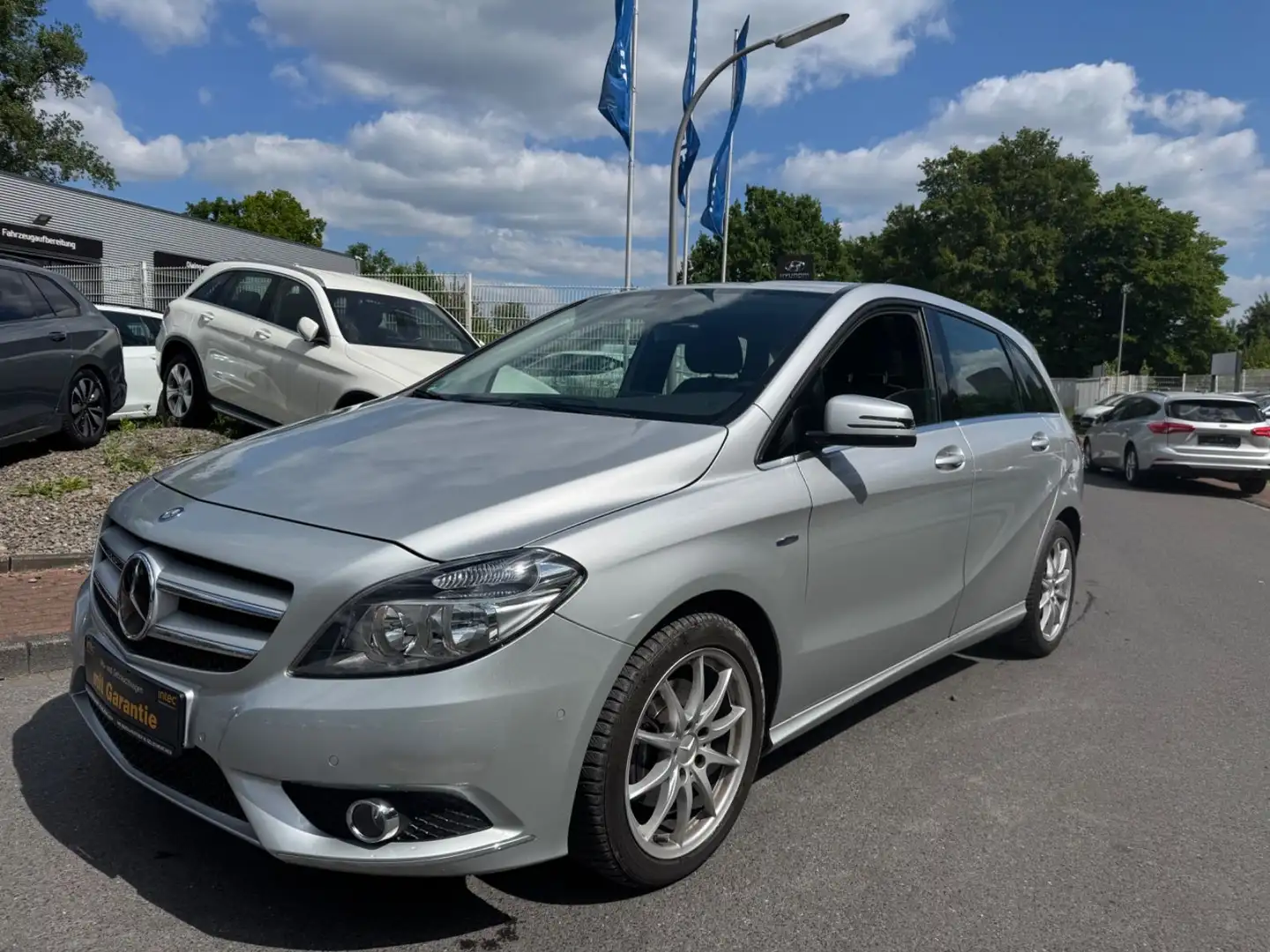 Mercedes-Benz B 180 1.HAND/NAVI/KLIMA/T.LEDER/ALU/PDC/60TKM/HU-NEU!! Срібний - 1
