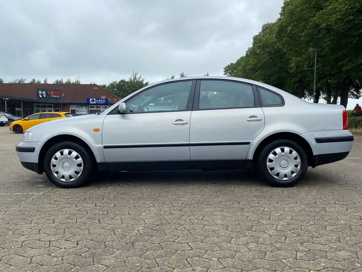 Volkswagen Passat 3b 1,6 Automatik nur 65Tkm Klima Plateado - 2