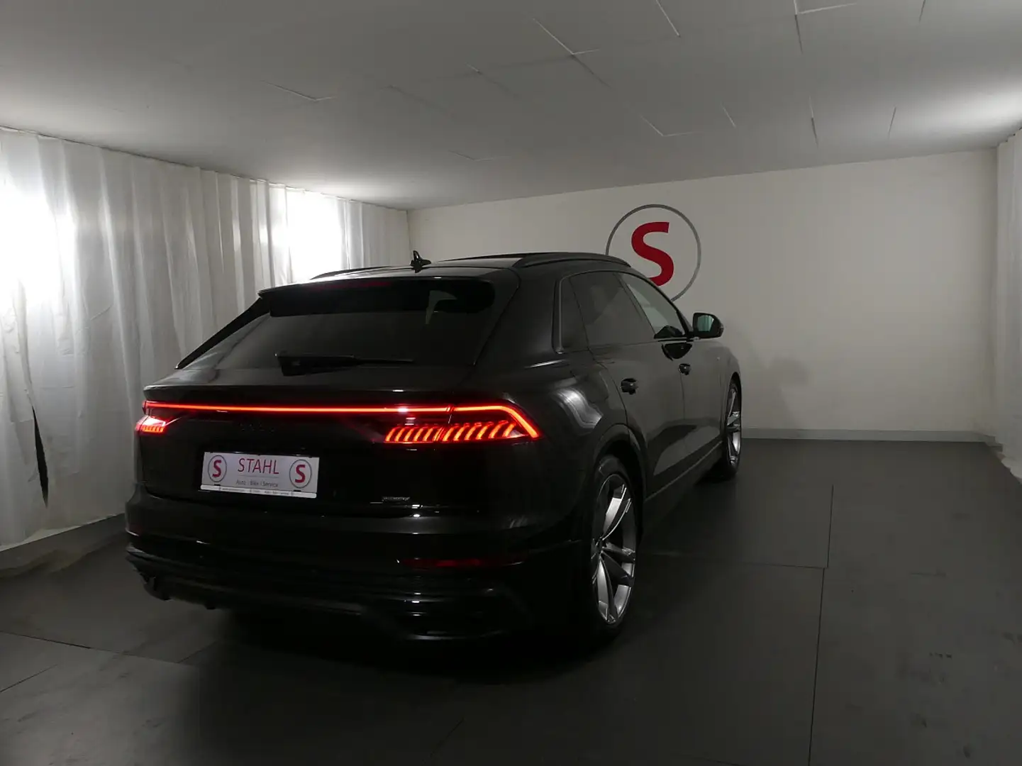 Audi Q8 Audi Q8 Allrad Q8 55 TFSIe quattro T| Auto Stah... Schwarz - 2