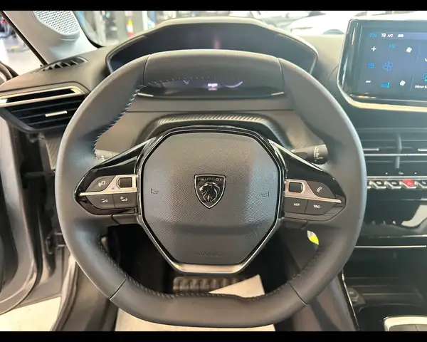 Peugeot 208 view 10