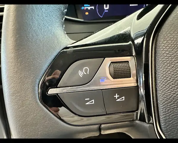 Peugeot 208 view 9