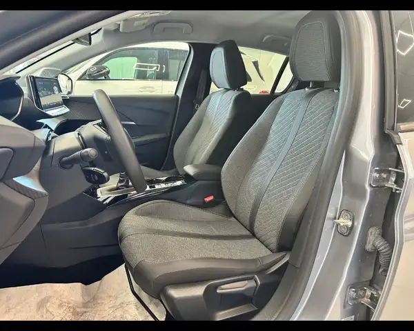 Peugeot 208 view 11