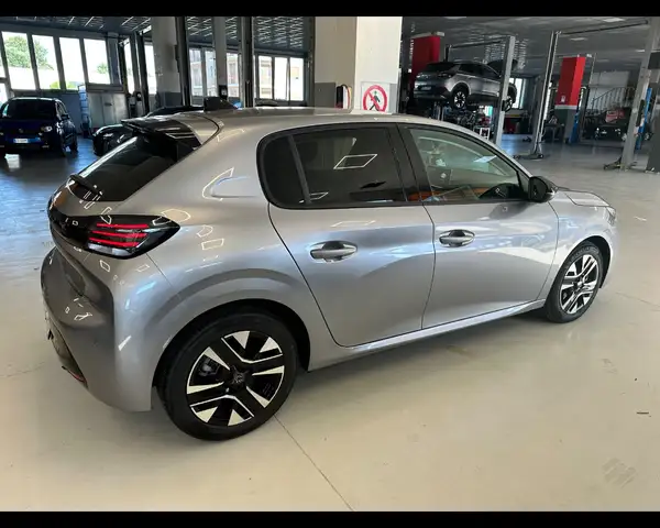 Peugeot 208 view 4