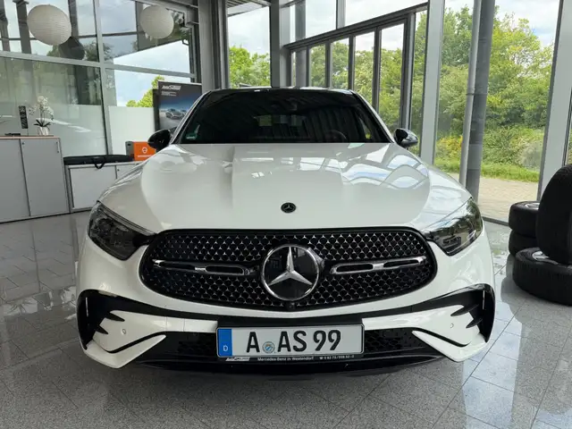 Mercedes-Benz GLC 200 view 2