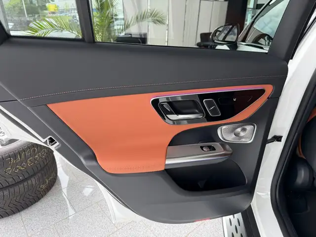 Mercedes-Benz GLC 200 view 9