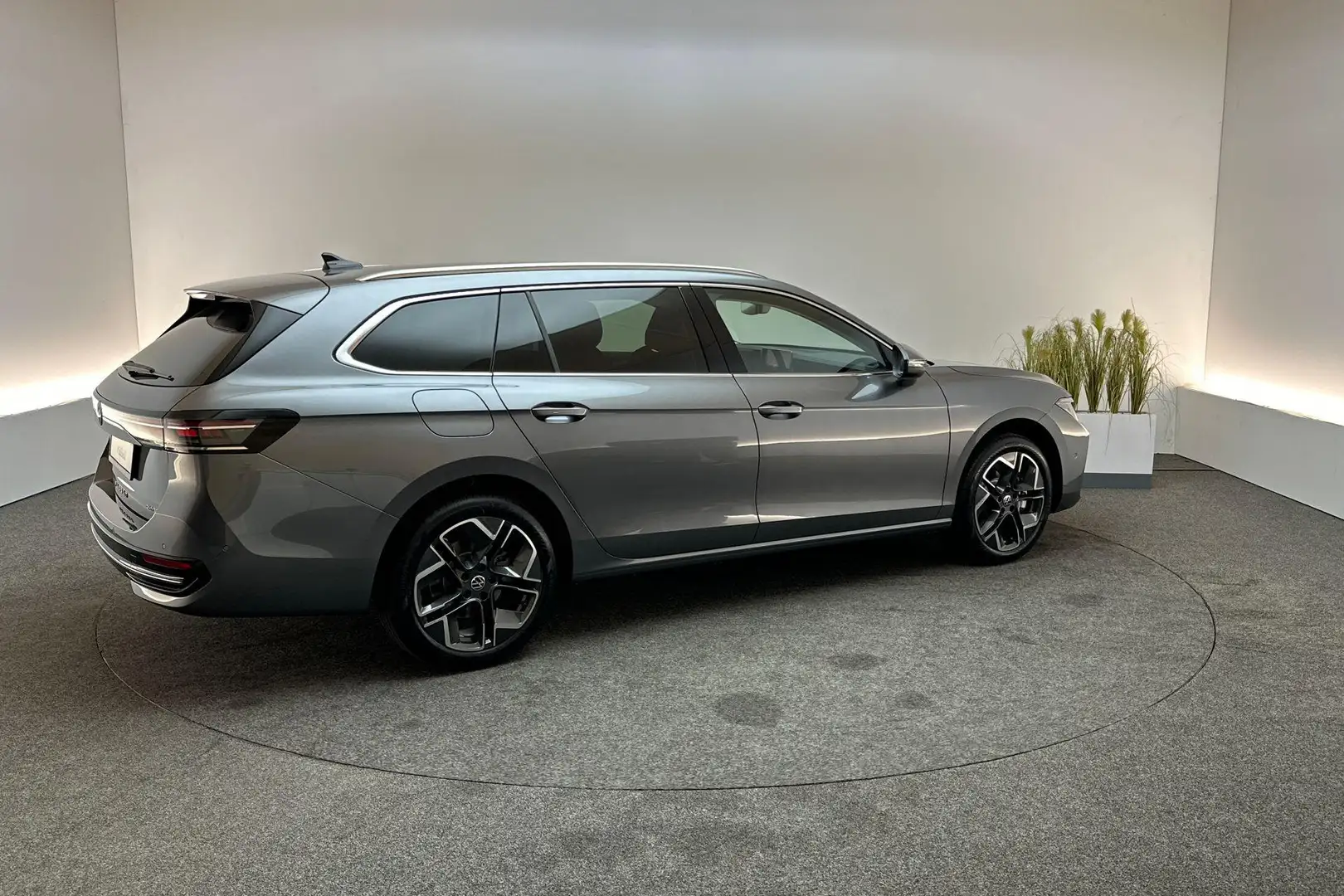 Volkswagen Passat Variant Elegance Business 1.5 DSG eHybrid Grijs - 2