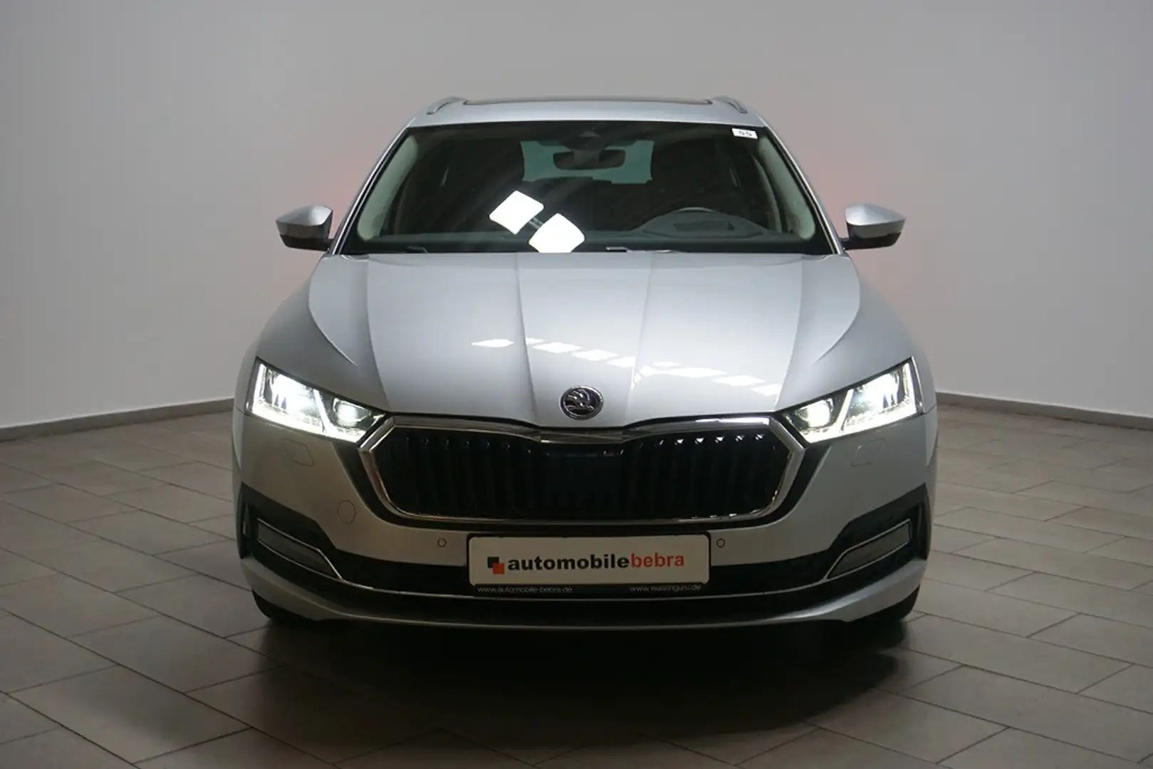 Skoda Octavia 2.0TDI DSG Style Navi LED AHK Pano VOLL Silber - 2