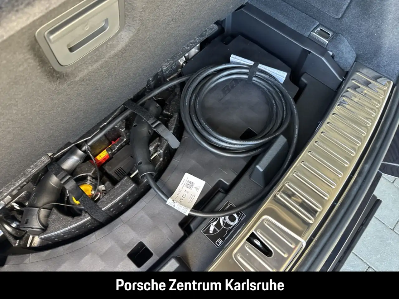 Porsche Cayenne E-Hybrid Coupe Black Edition HA-Lenkung 13