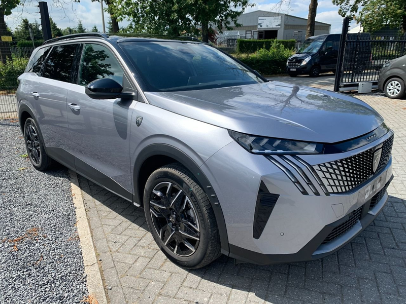 Peugeot 5008 Hybrid 136 GT — photo 13
