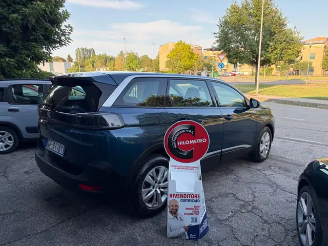 Peugeot 5008 view 5