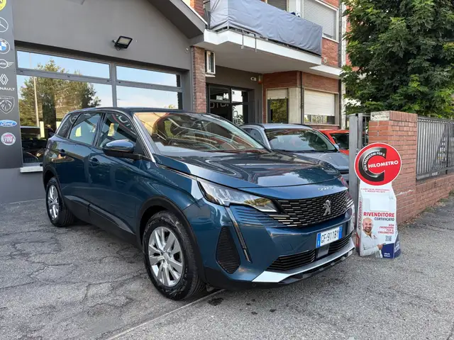 Peugeot 5008 view 2