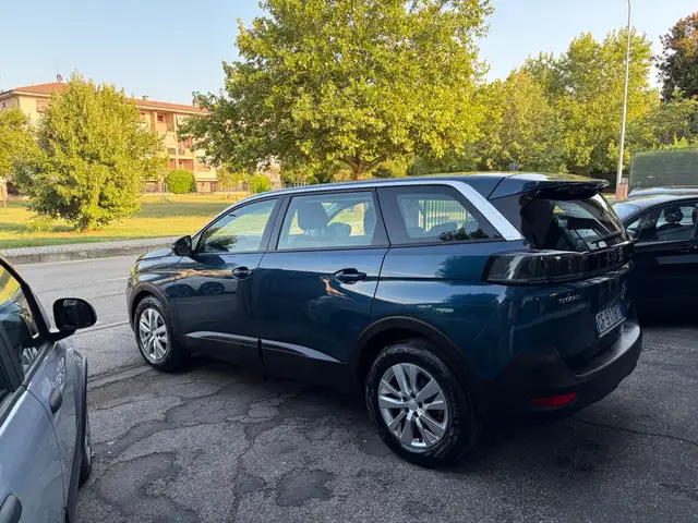 Peugeot 5008 view 4